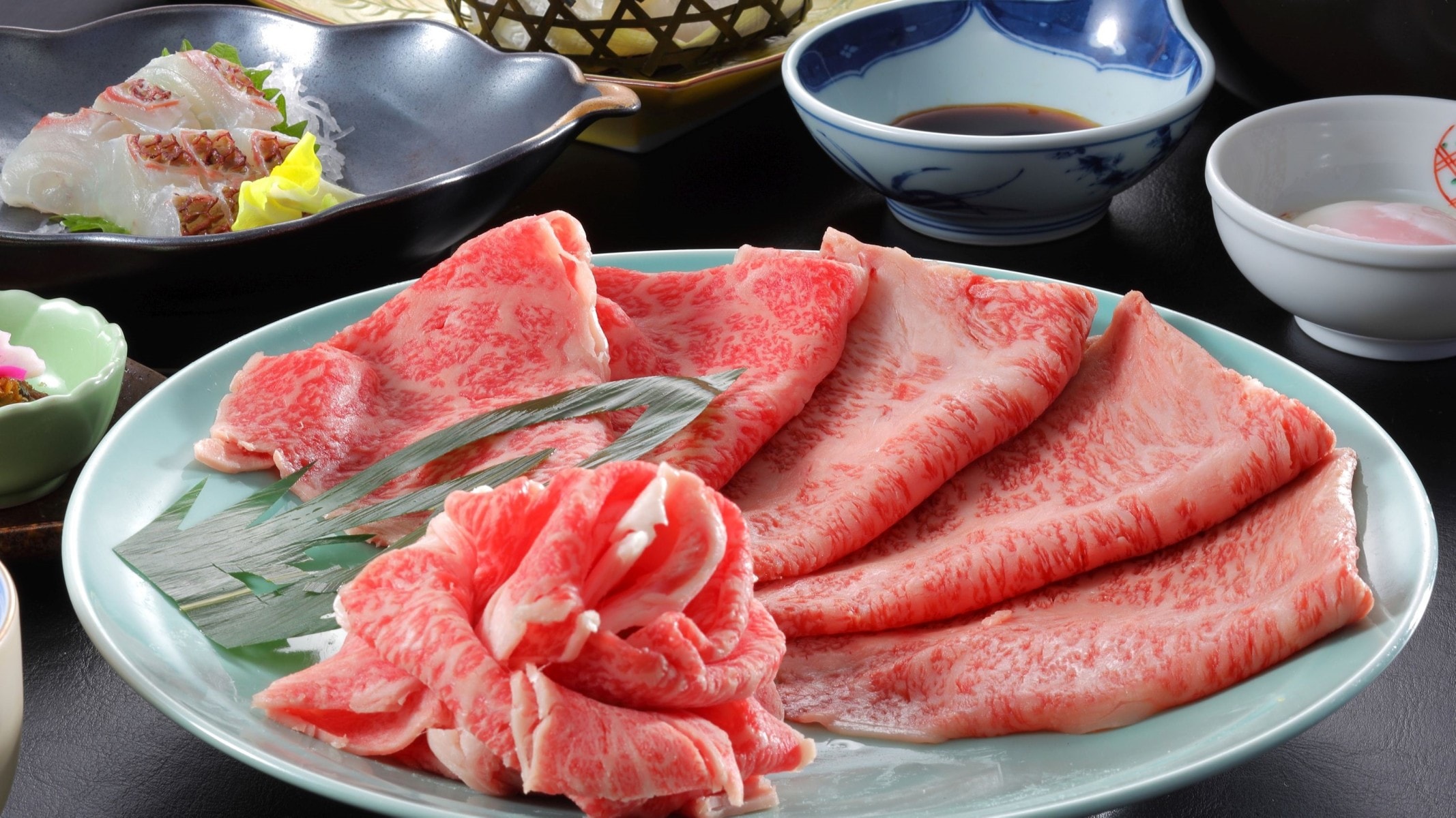 An example of a two-color hot pot "Ontama Sukiyaki & times; Gensen Shabu-shabu Zen" where you can enjoy the finest Yonezawa beef A5 loin in two specialty dishes.