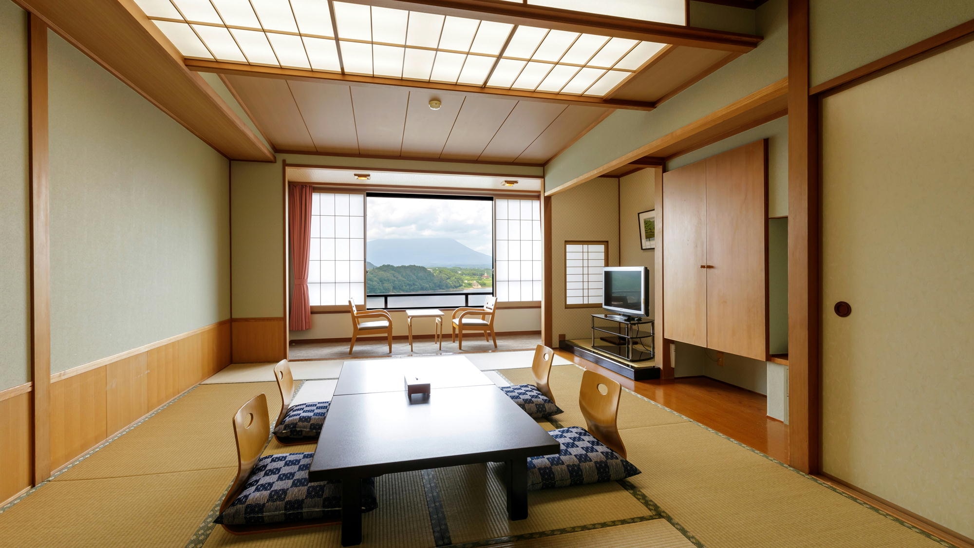 You can overlook Lake Gosho from all rooms.