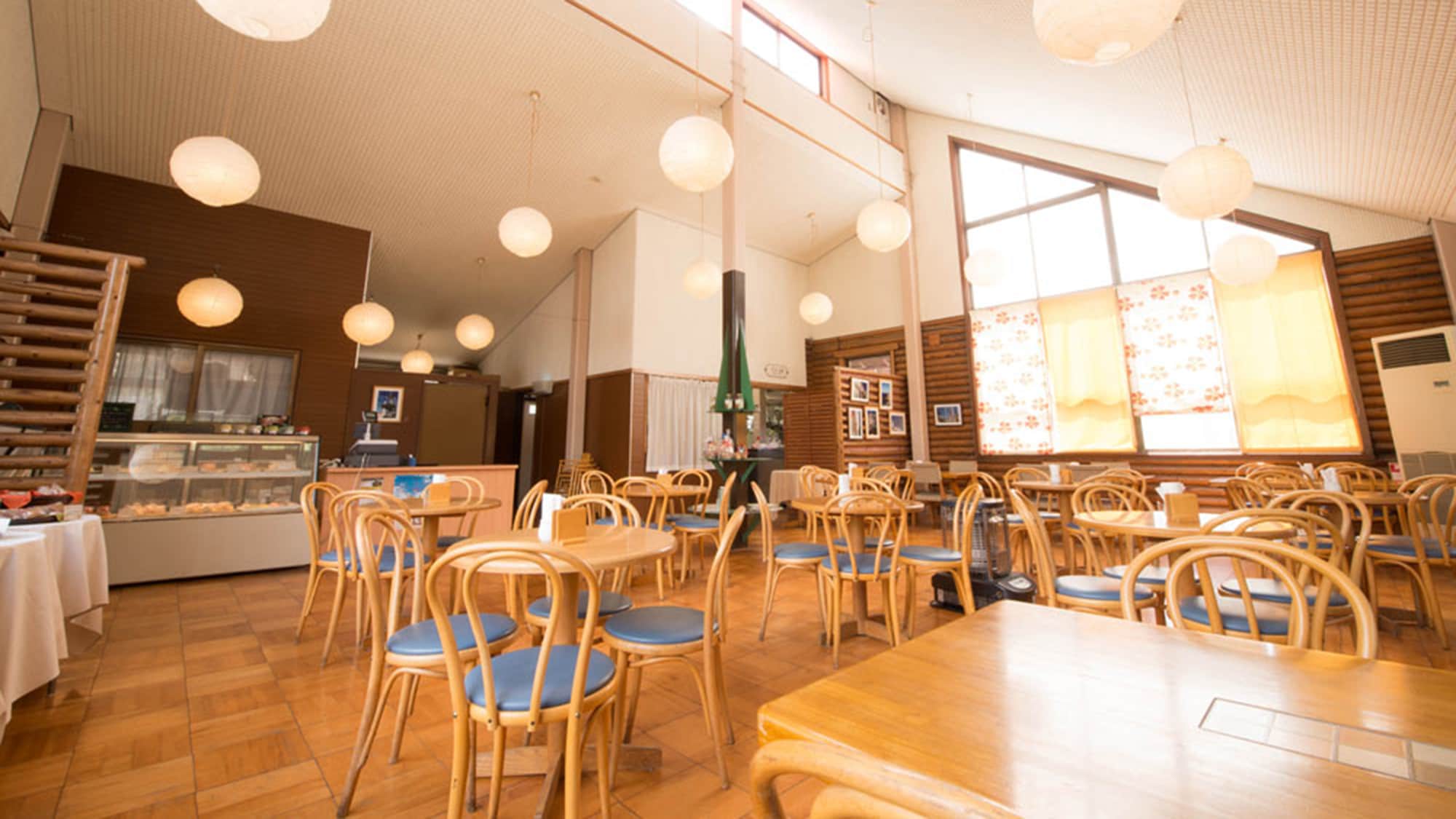[Cafe Gardens] Enjoy mugwort bread and highland cheesecake with coffee.