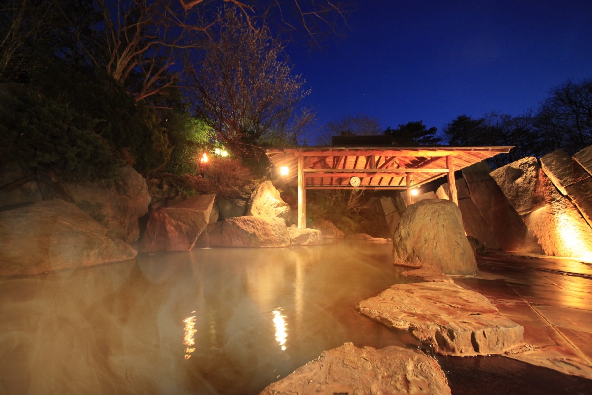 Open-air bath at night
