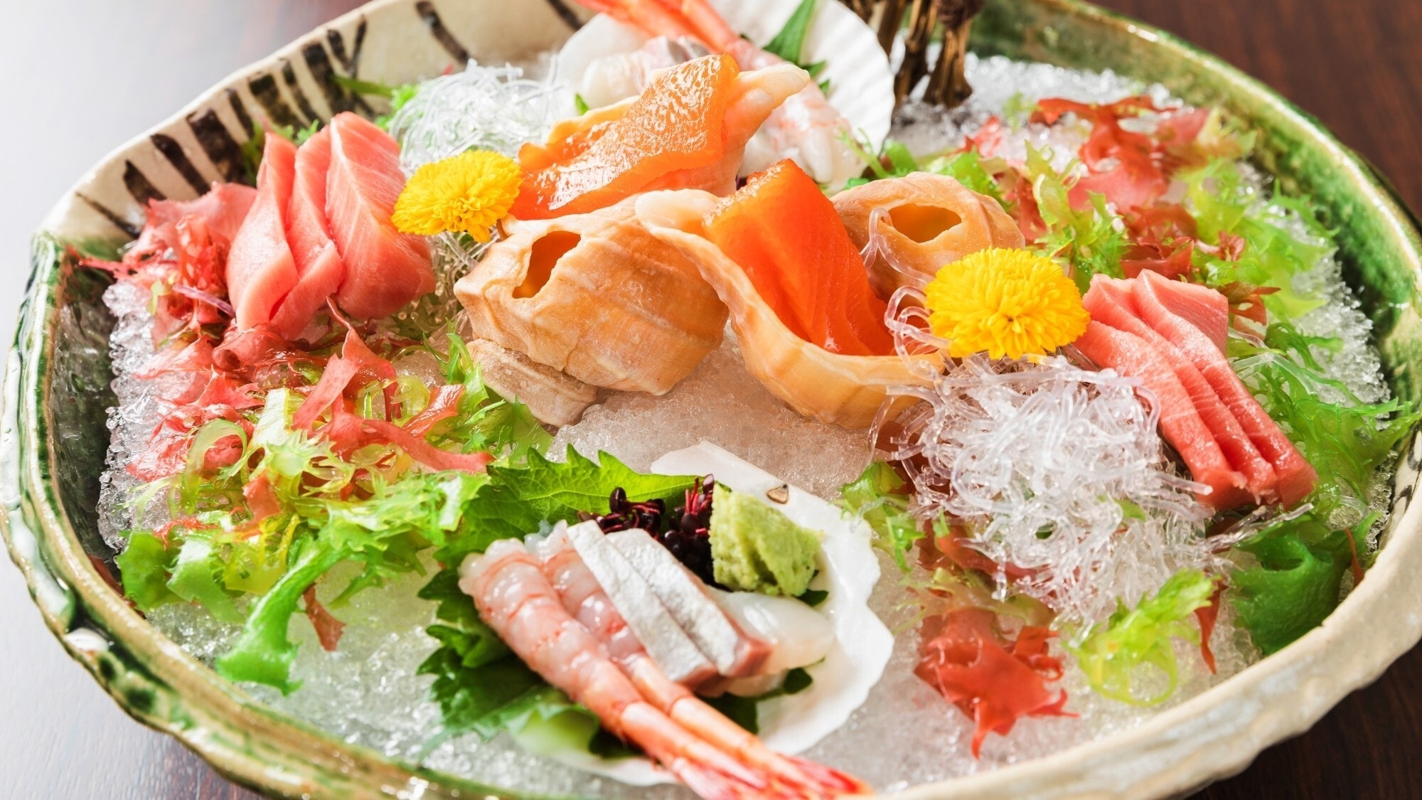 [Ví dụ về bữa tối] ``Sashimi trong bát'' Chúng tôi cung cấp một bát hải sản theo mùa sang trọng.