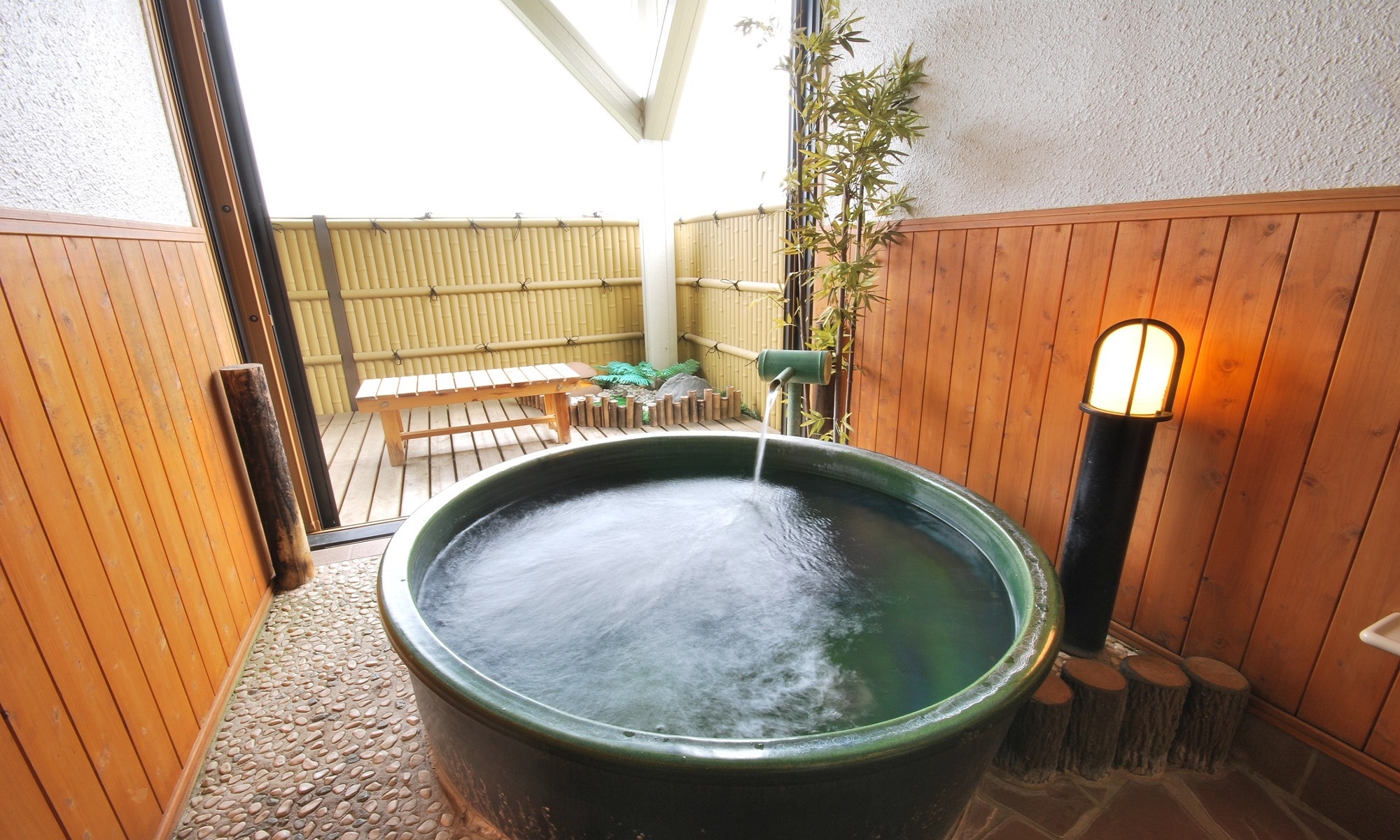 [Room with open-air bath in the annex] You can enter anytime, 24 hours a day.