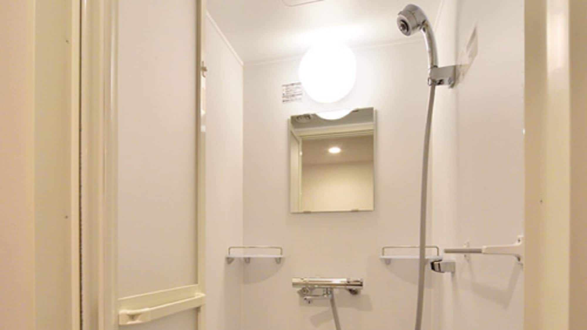 Equipped with an easy-to-use shower room. (Bathtub is available only in semi-double room)