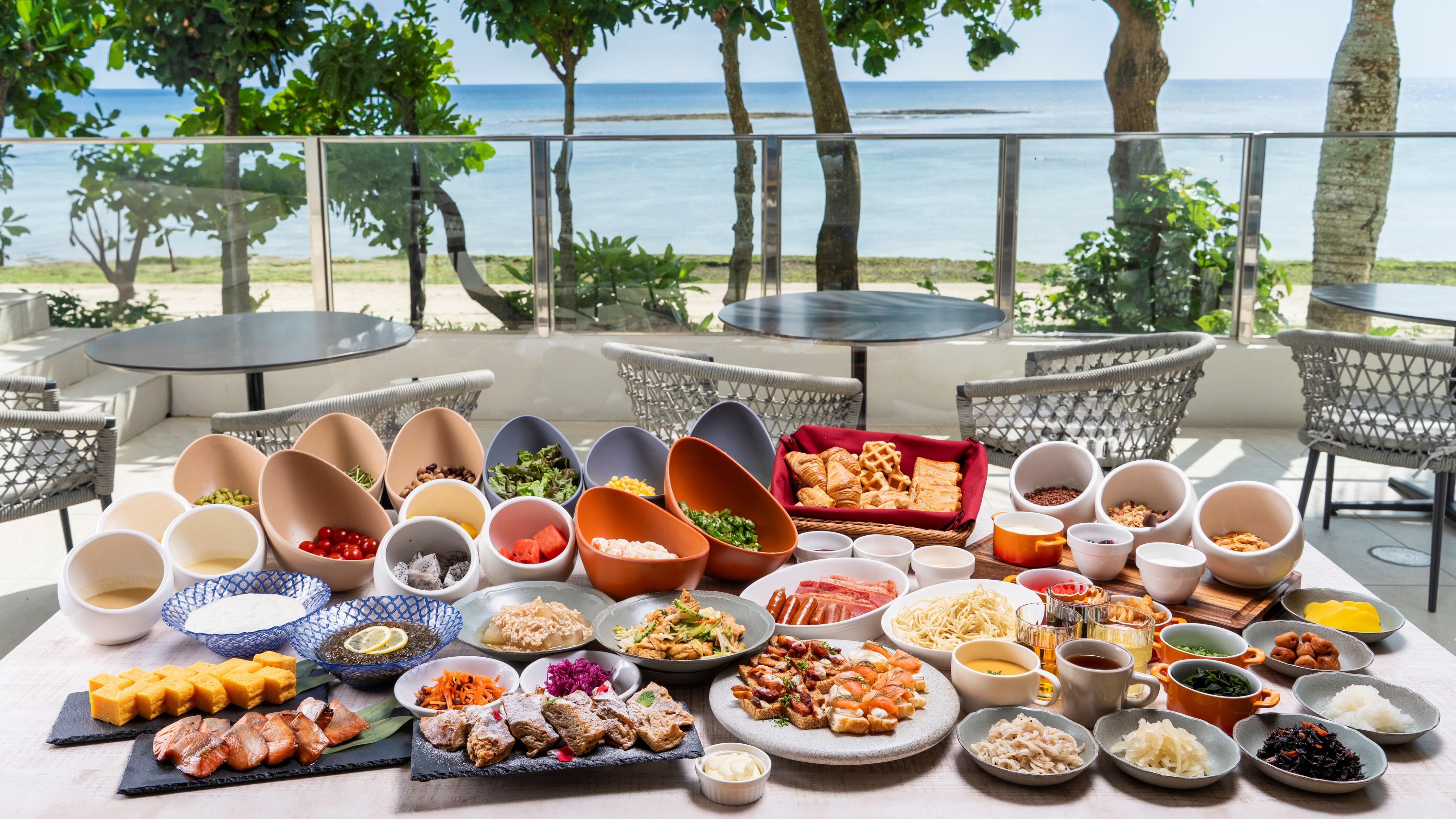 *[Breakfast] Enjoy a luxurious morning while looking out at the sea.