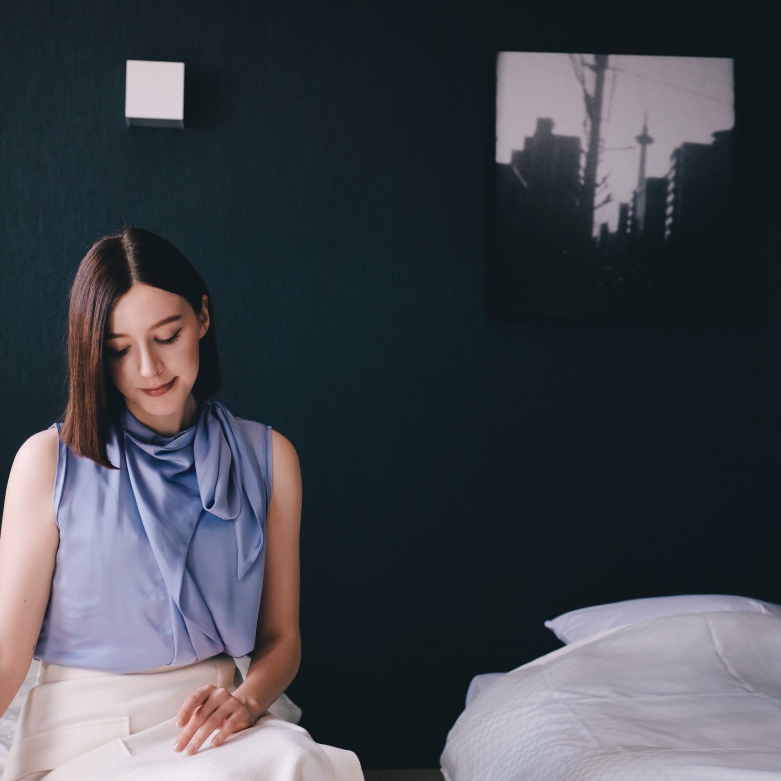 [Rooms] All rooms are non-smoking. It is a comfortable room with a small rise.