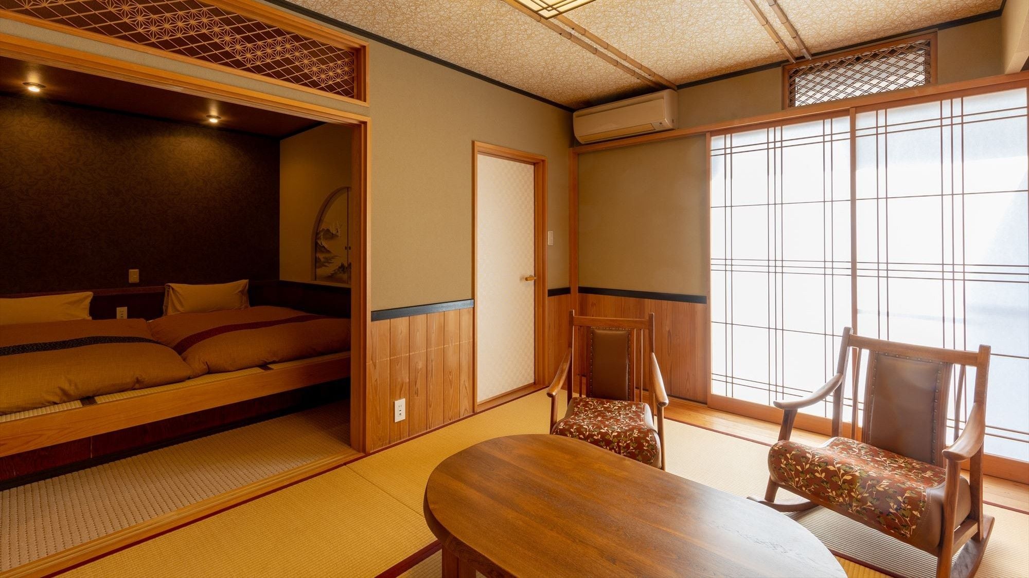 [Rhododendron] The living room is a Japanese-style room with a calm atmosphere.