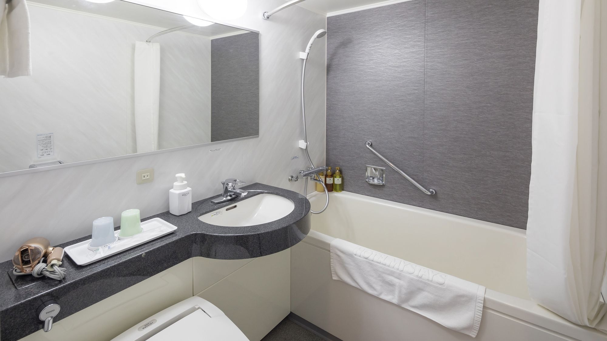 Comfort twin bathroom