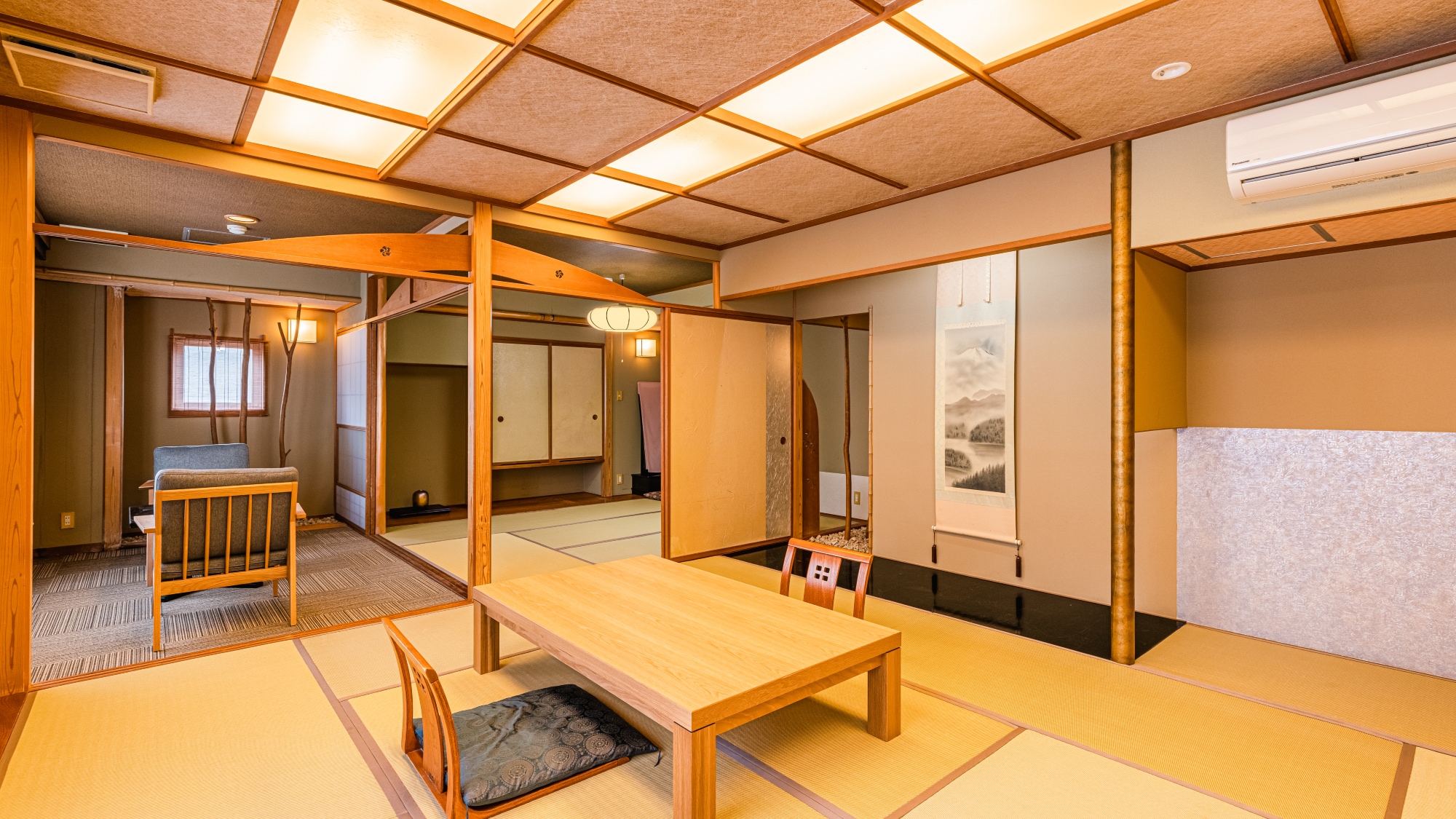 Japanese-style room with adjacent bay / Spacious 65m2 room recommended for families and groups