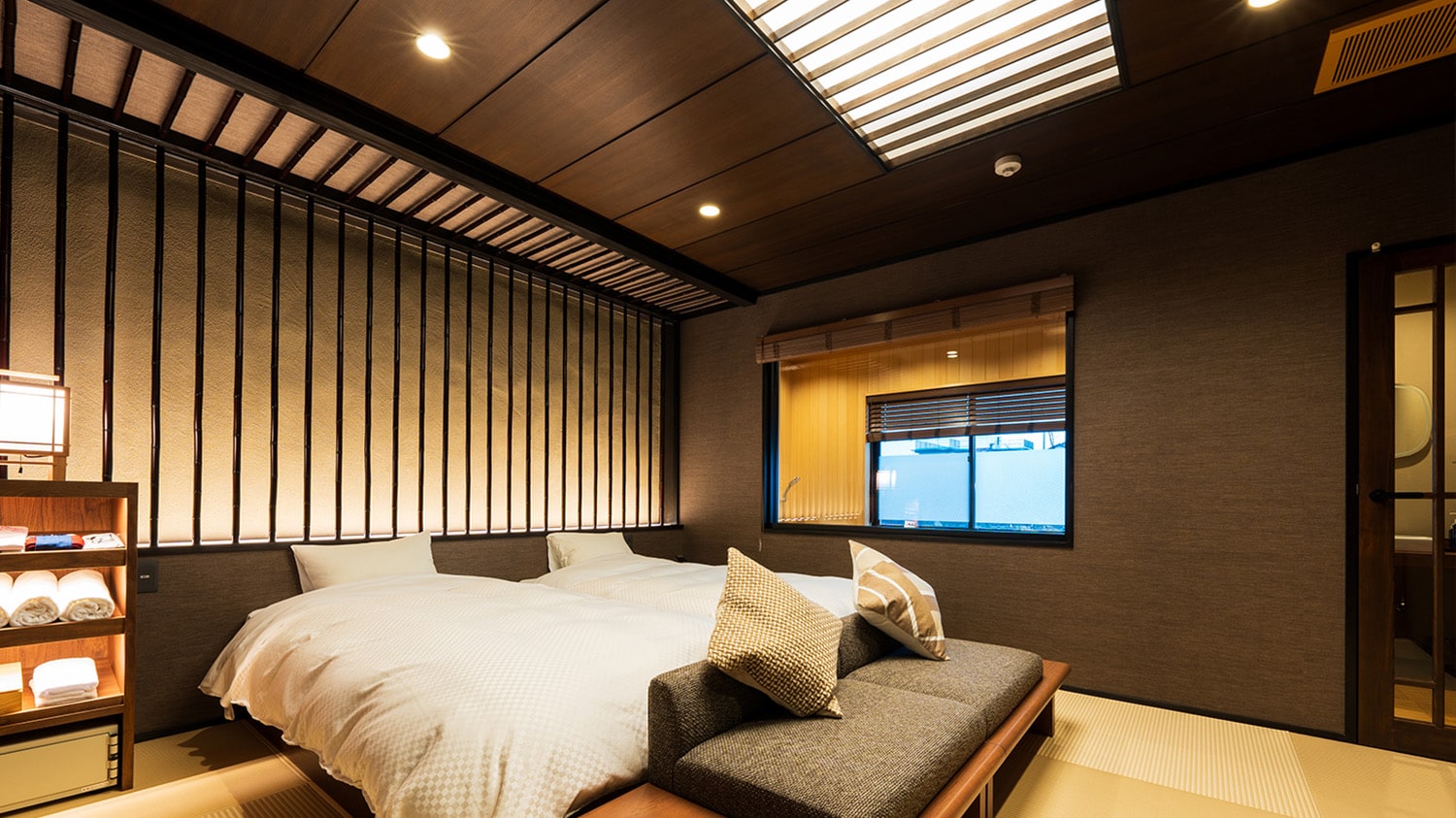 Room 205: Guest room with open-air observation bath