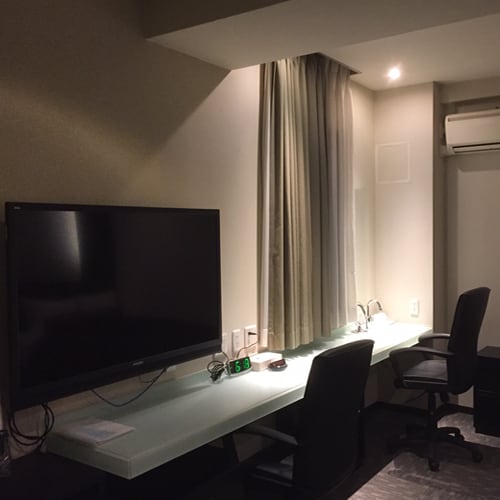 Executive twin with TV with wall
