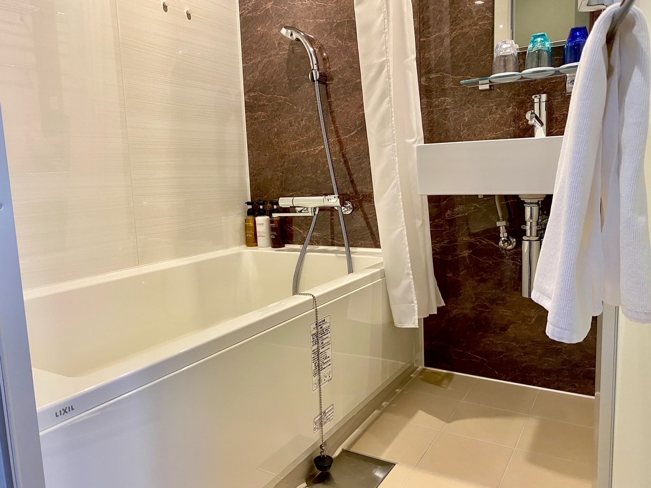Bath (spacious twin, triple)