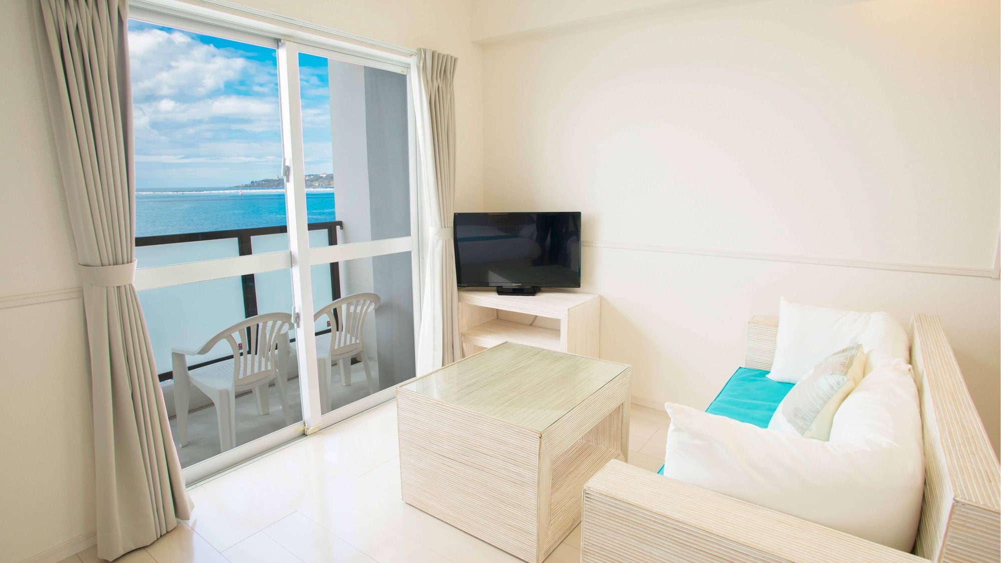 [Western-style room 1LDK (3F)] The interior space is reminiscent of a tropical beach.