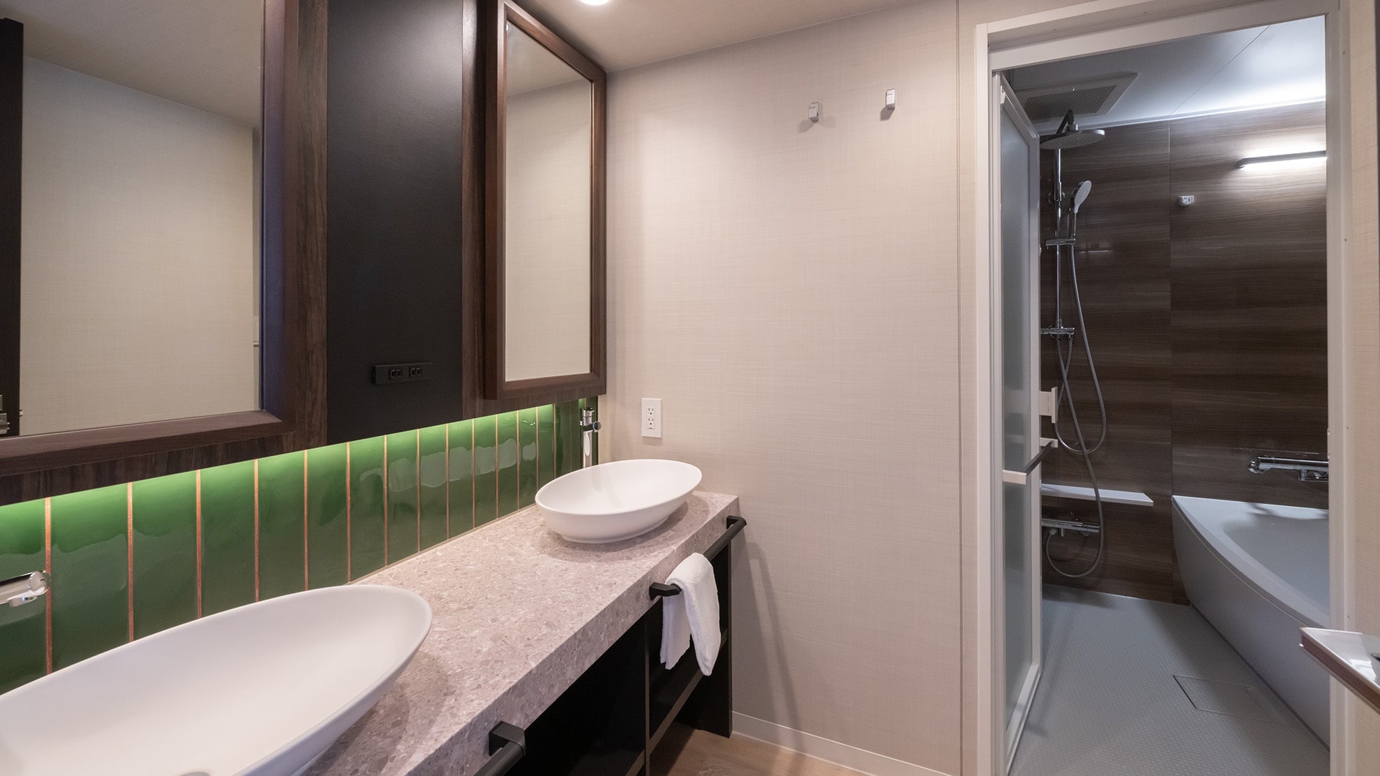 [Premier Twin/Bathroom] Bath with washing area (with overhead shower), separate toilet, washbasin