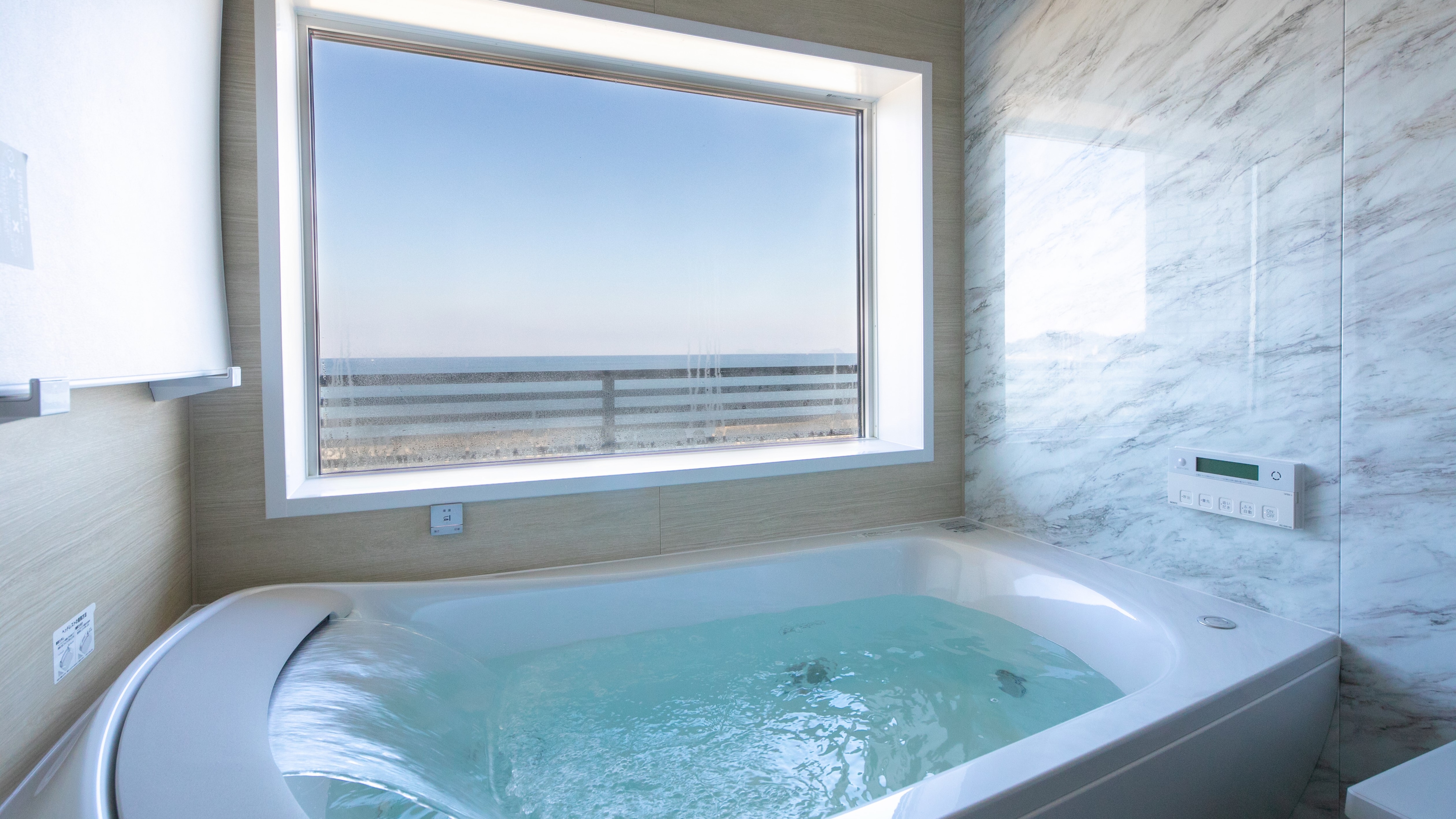 All rooms have an ocean view [Jr. Suite Japanese-Western Room - Non-smoking] Enjoy a relaxing soak in the bath while admiring the view outside.