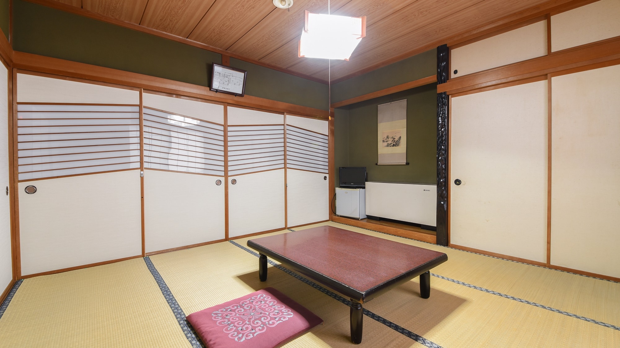 *[Room] Example of a Japanese-style room with 8 tatami mats
