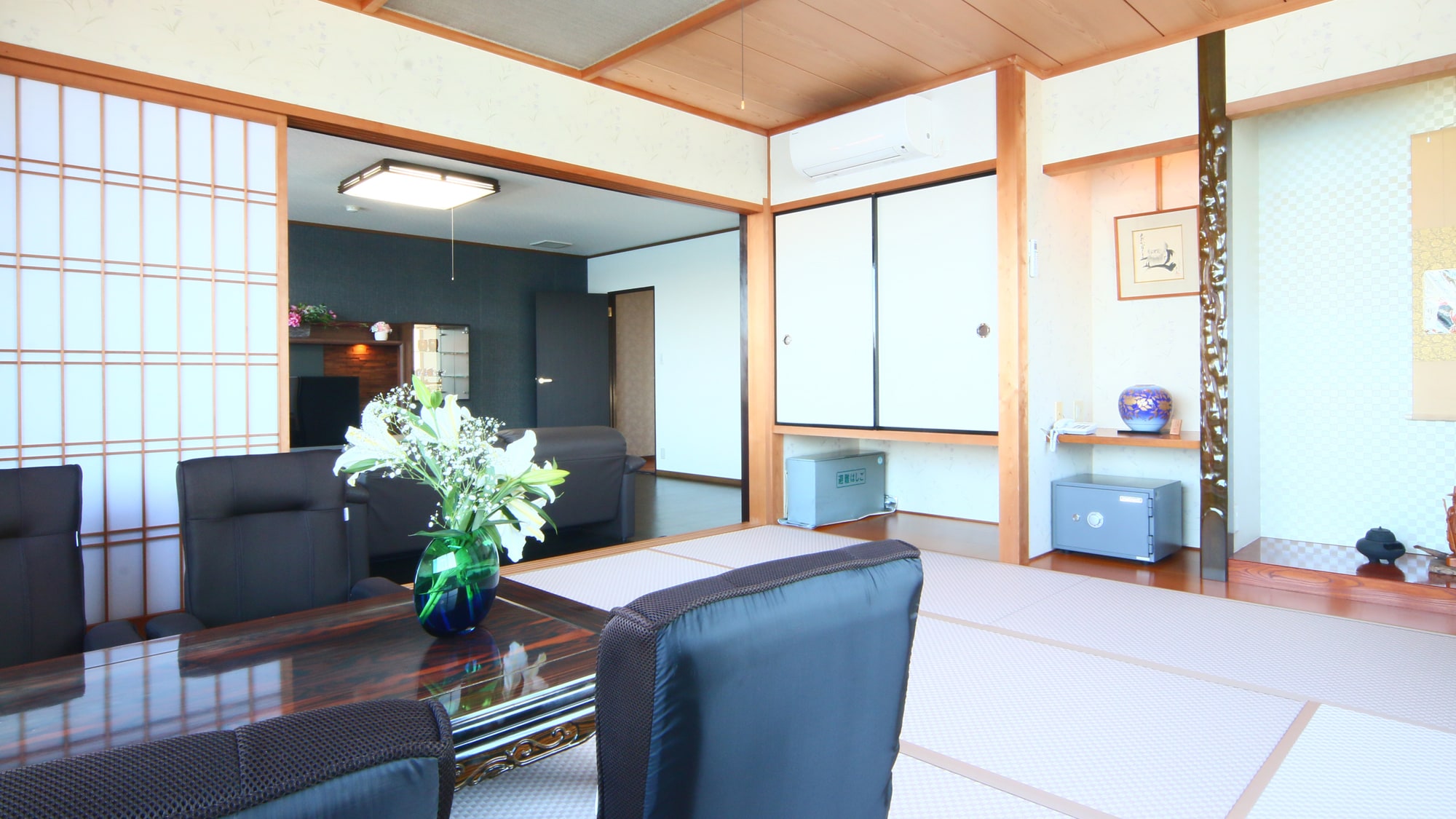[Special room] A Japanese-style room with 8 tatami mats, a Western-style room and a twin bedroom to create a special time for your guests.