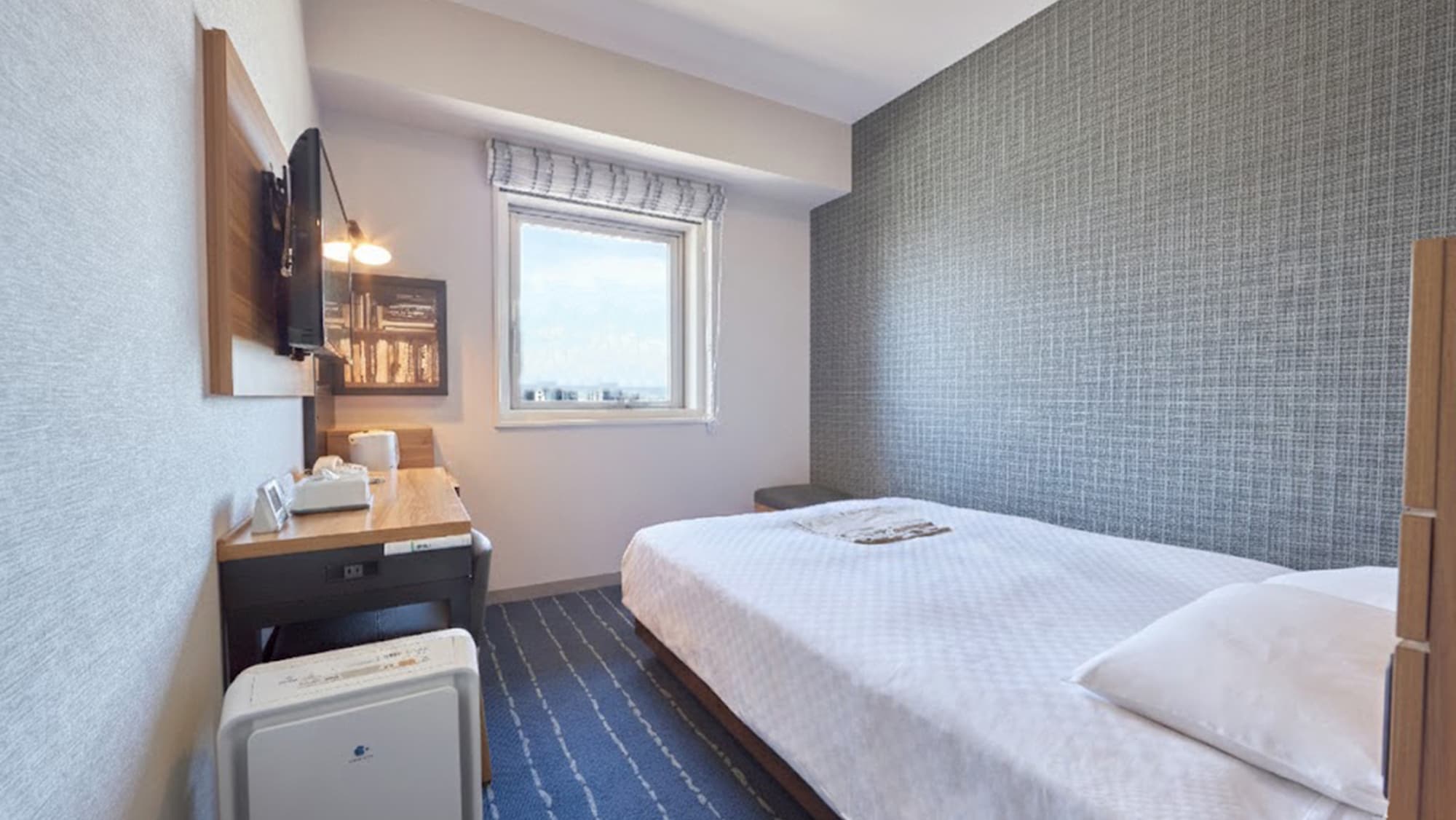 ■双人间：15.3平方米，配备一张140厘米×195厘米的床（席梦思）。