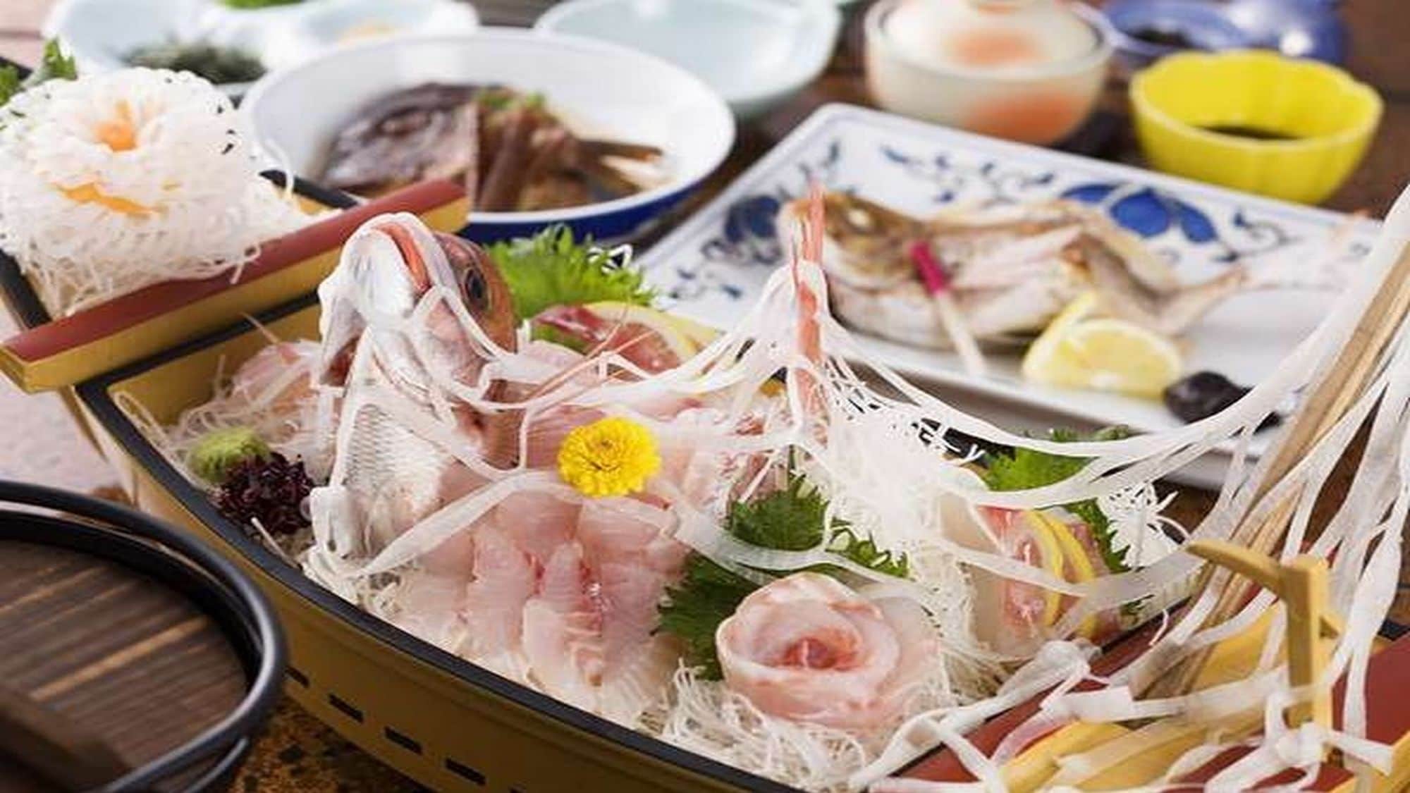 [คอร์สอาหารทะเลแบบไคเซกิพร้อมจานรูปเรือ] เพลิดเพลินกับอาหารทะเลตามฤดูกาลที่จับมาด้วยอวนลากชายหาดในอ่าวมิโฮและนำมาจากซาไกมินาโตะ!