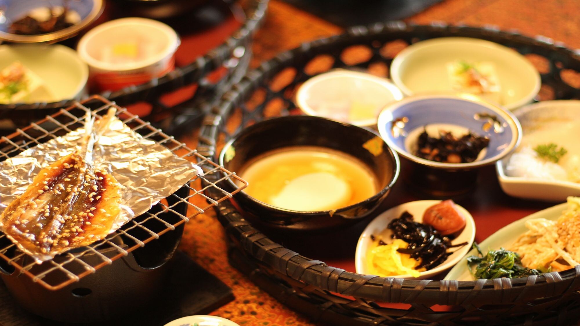 [Breakfast] Local dried fish, white squid sashimi, and clam soup (example). *In the event of a poor squid catch, Sakaiminato salmon will be used.