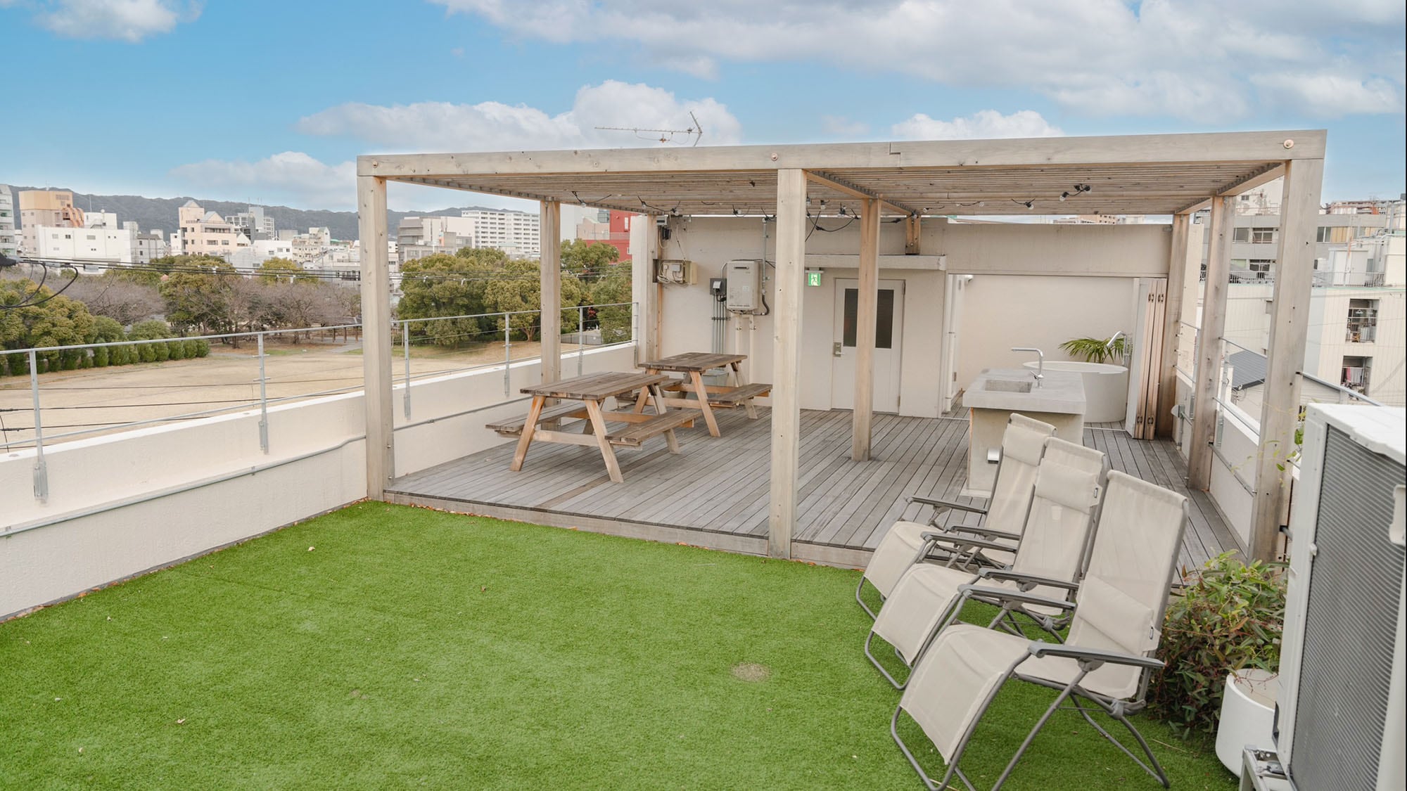 ・[Terrace] During cherry blossom season, you can enjoy a spectacular view from the rooftop terrace.