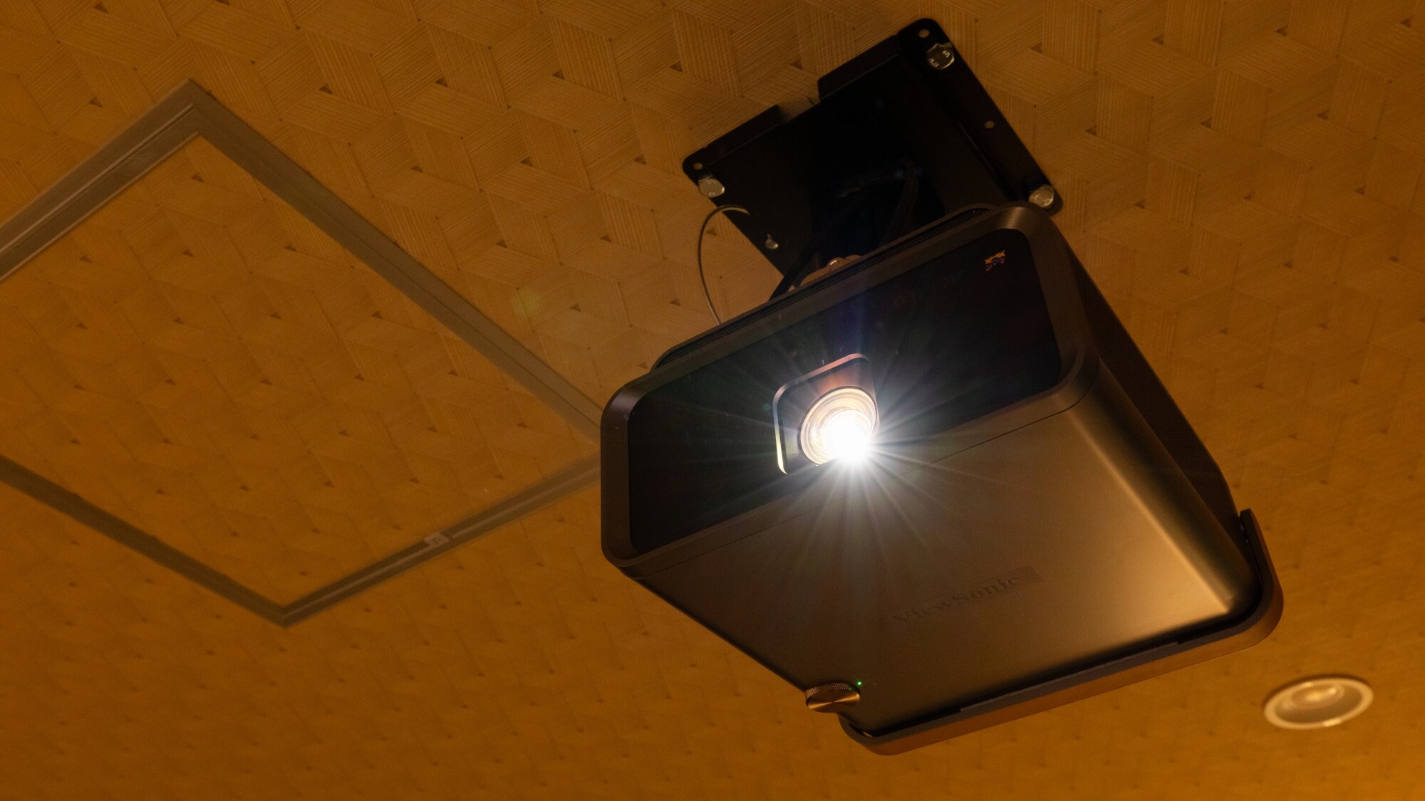 [Bunk Bedroom] Projector made by view sonic, a long-established American visual display manufacturer.