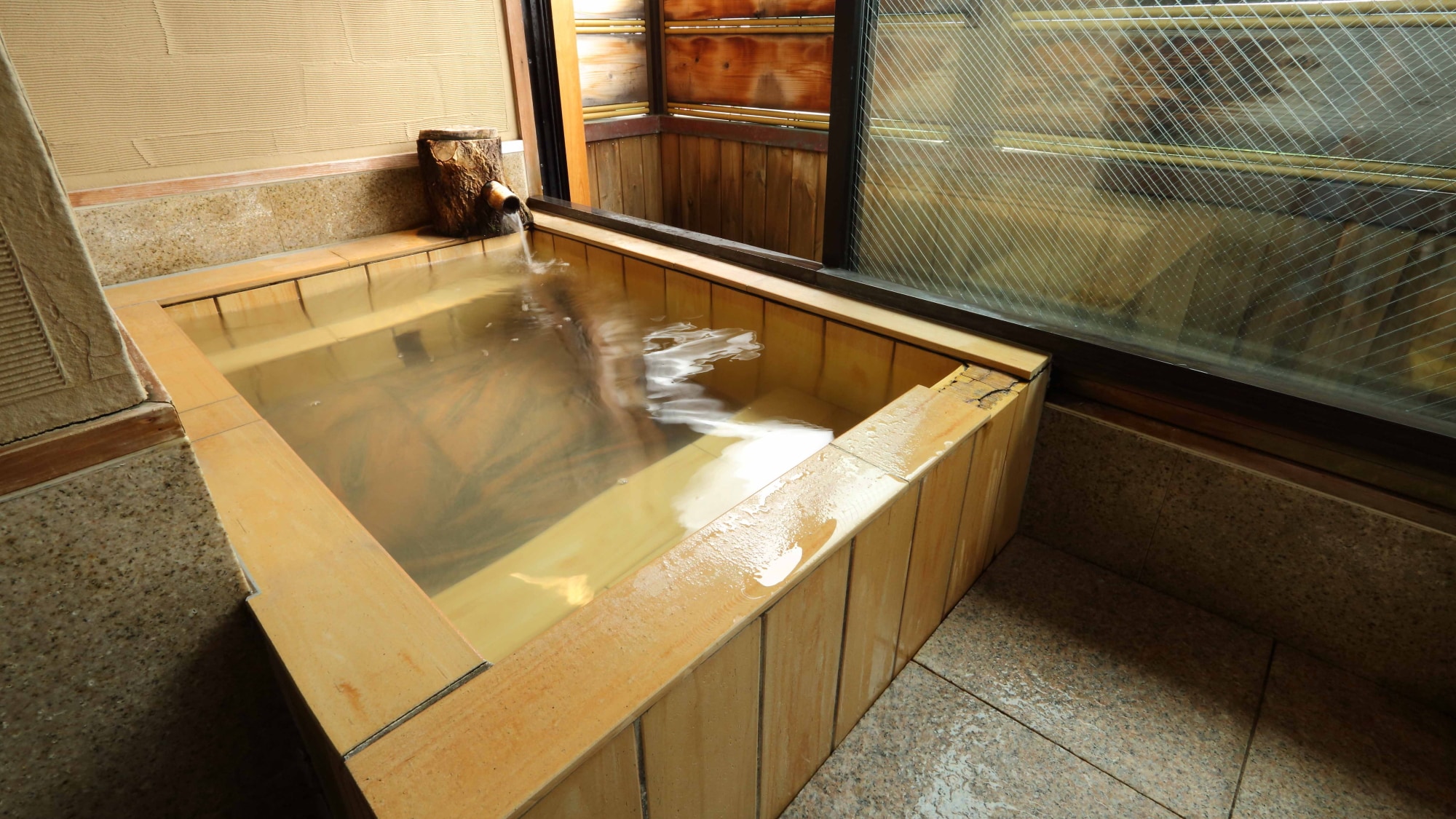 Kamar bergaya Jepang dengan pemandian semi terbuka [Komasou] / Kamar bergaya Jepang 10 tatami dengan beranda + teras + pemandian semi terbuka