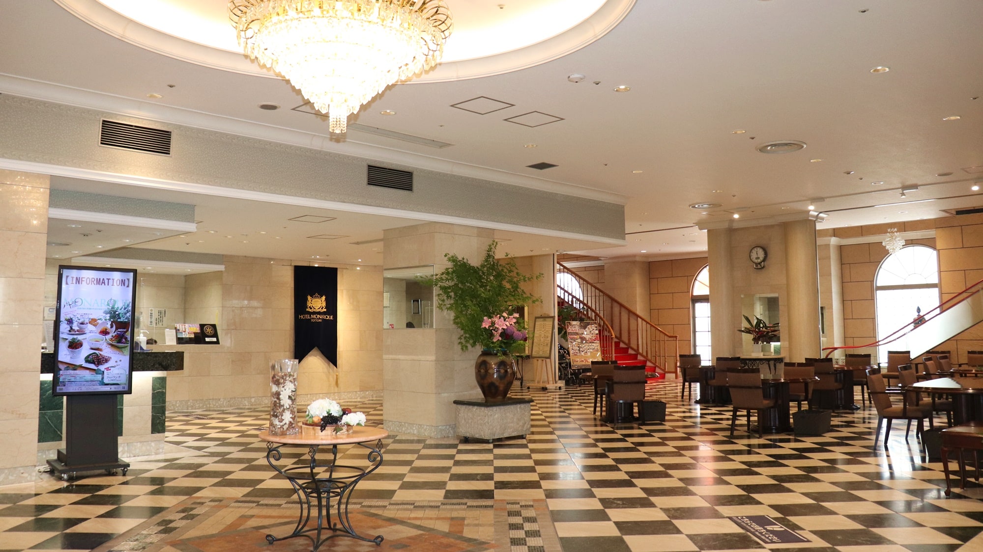 *[1st floor lobby] Welcoming customers in a bright and open space