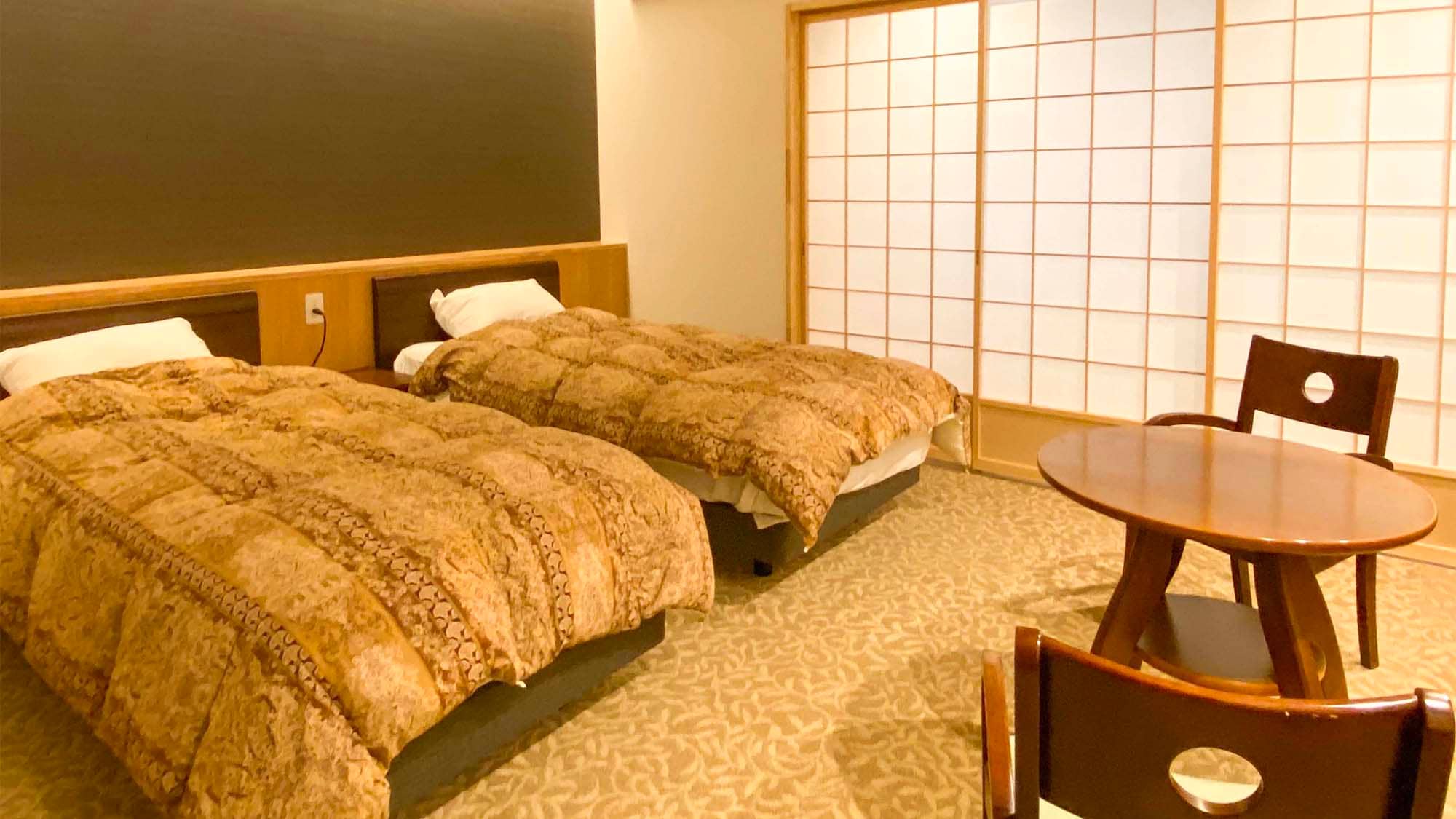 ・ <標準西式房間> 您可以享受日式和西式的氛圍，因為有拉桿屏幕。