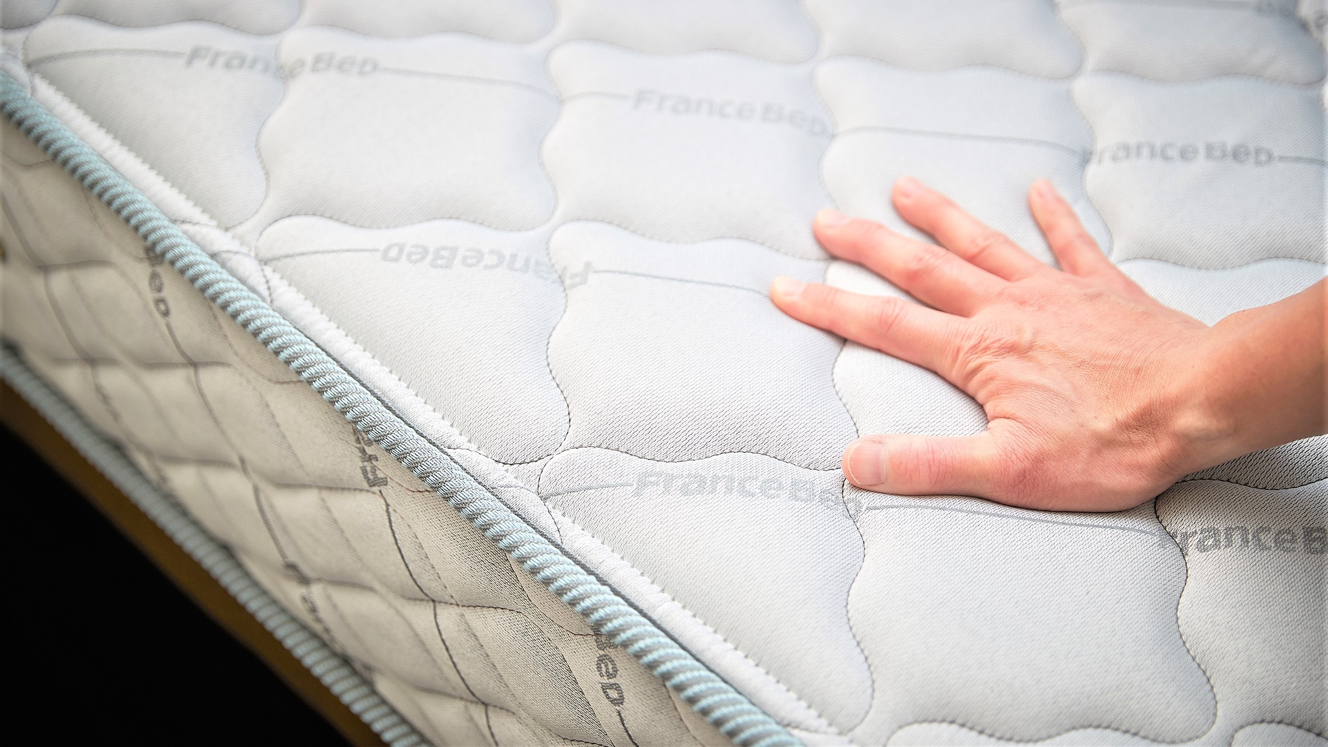 The bed is a luxury spring mat from France Bed Co., Ltd.