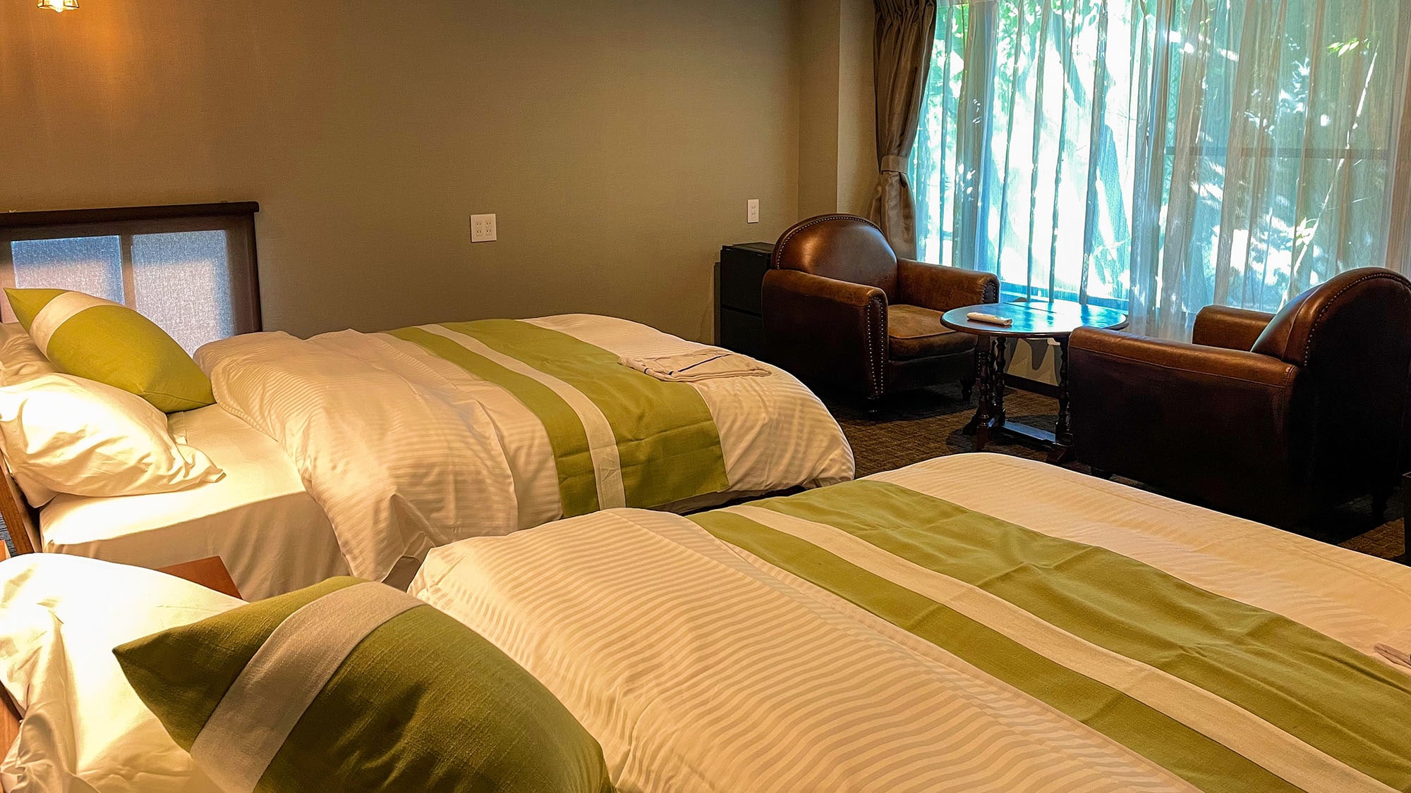 ・[Example of a Western-style room] Enjoy the changing scenery from the window.