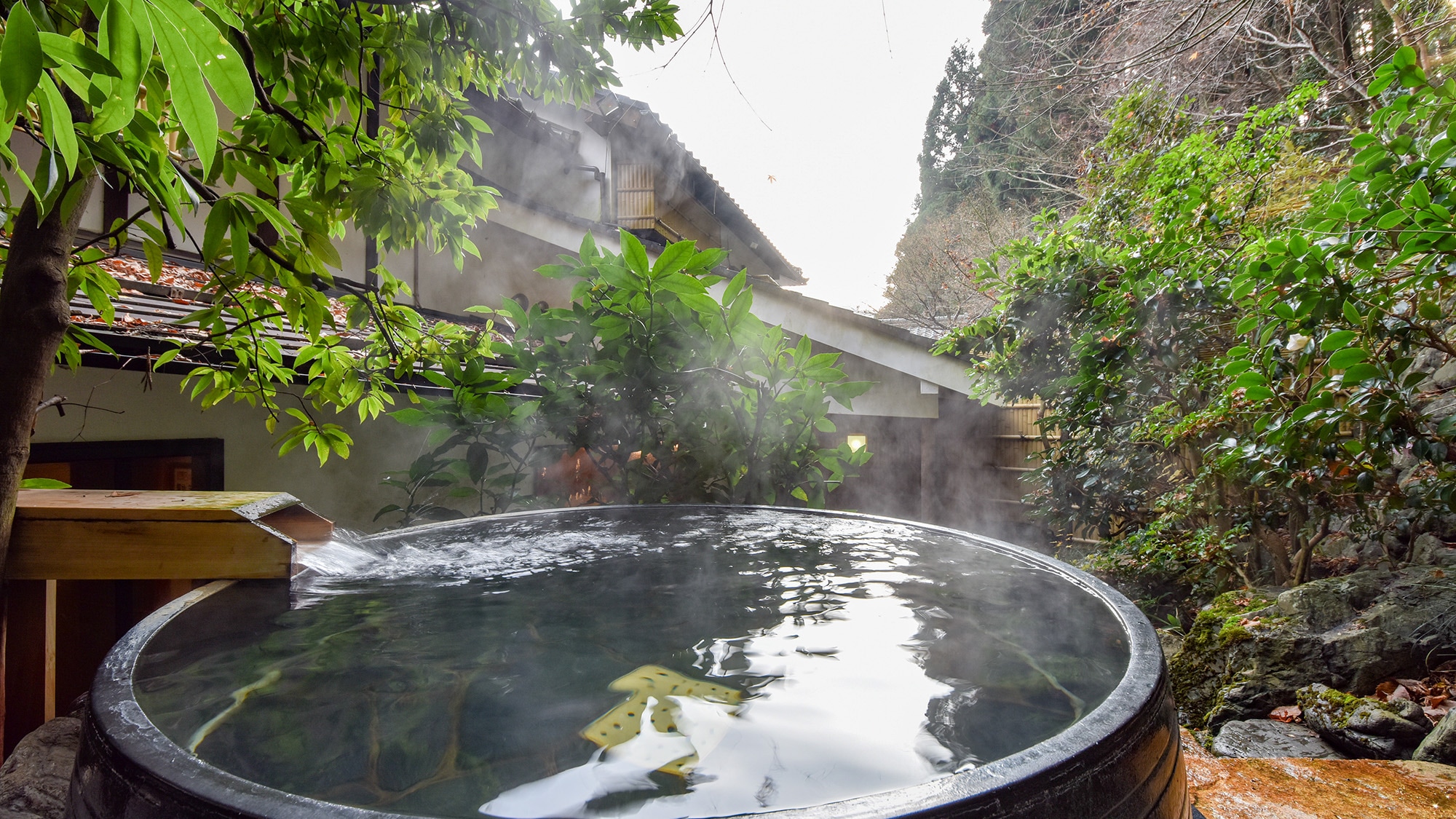 * [Open-air bath] Relax in the natural hot spring that springs up in a small garden