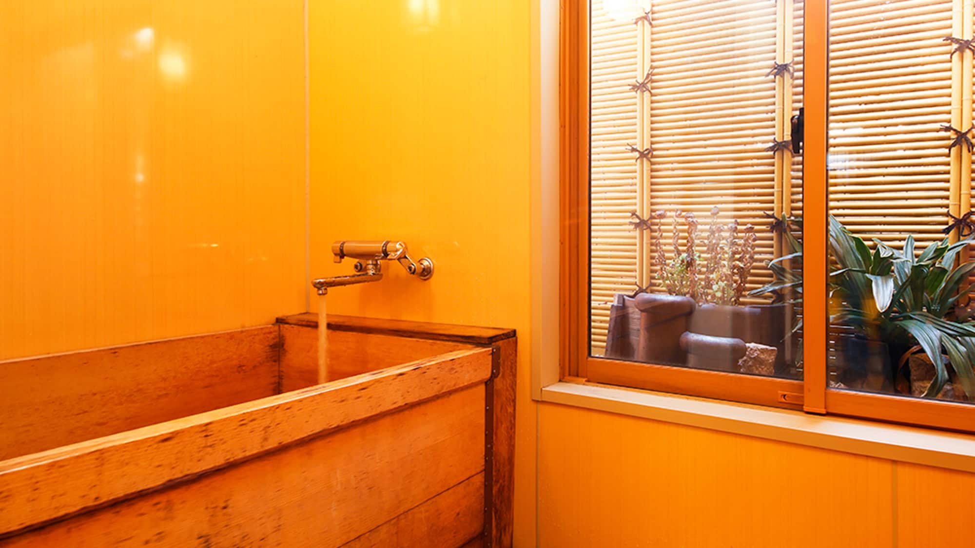 ◆Japanese-style room with cypress bath◆ Relax and relieve the fatigue of your travels with the soothing scent of cypress♪