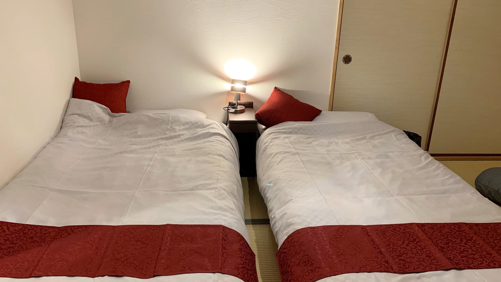 * [Bedroom] Two single beds are installed in a Japanese-style room with 6 tatami mats.