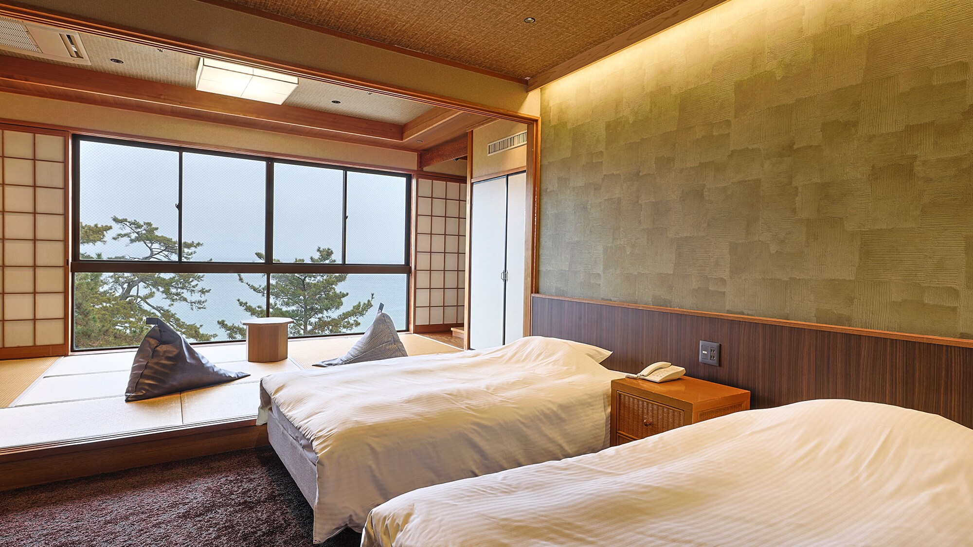 [Umioto Building] Japanese-Western style room, 7.5 tatami mats + twin beds