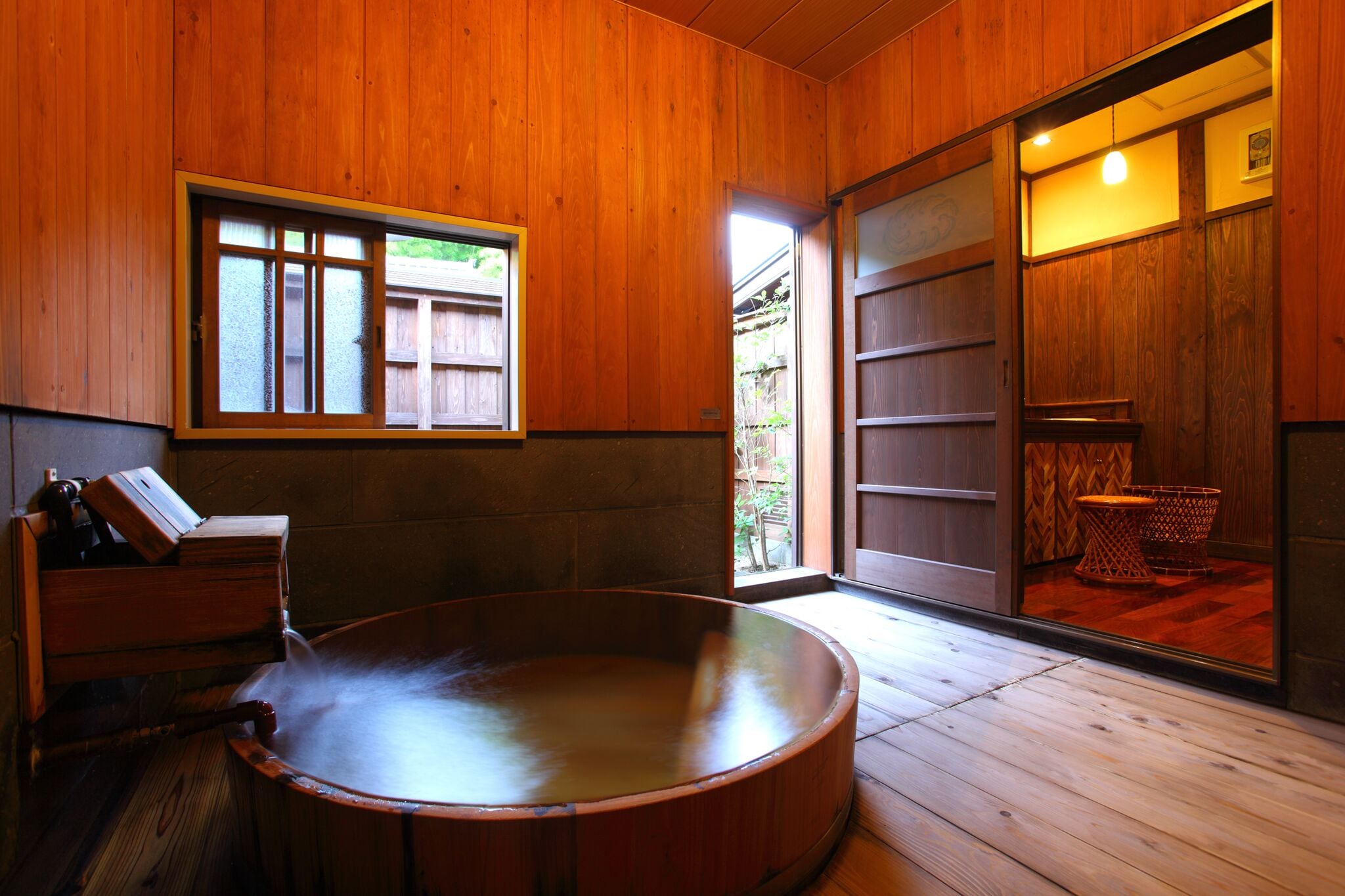 【객실 목욕】 “단풍”에는 큰 목조의 노송 나무 통 목욕탕과 노천탕이 갖추어져 있습니다