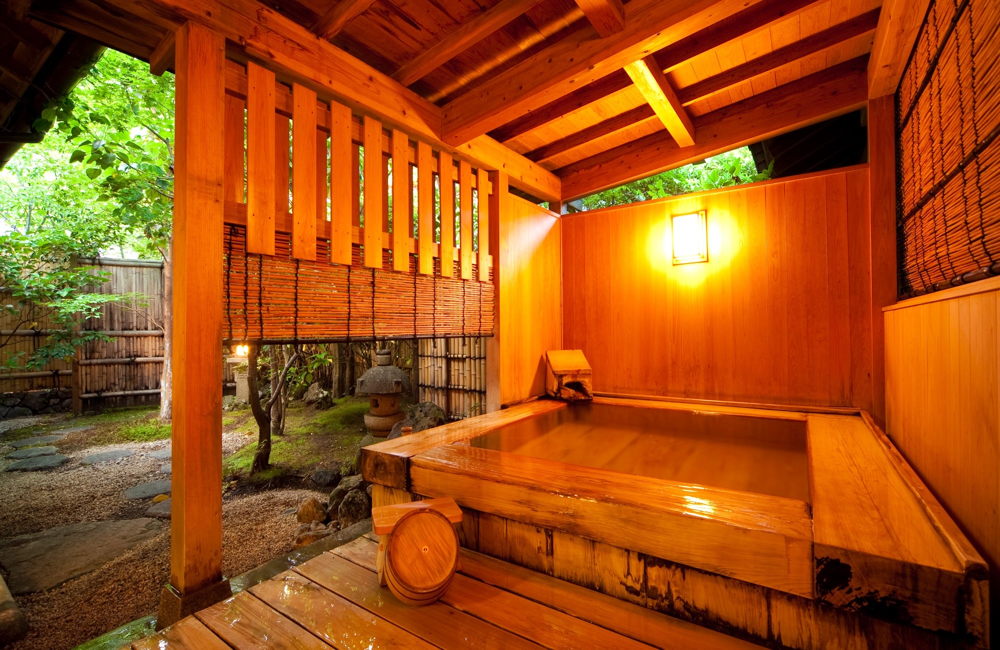 1楼【有露天浴池+室内浴池】日式房（10张榻榻米+8张榻榻米），有宽阔的阳台和小庭园