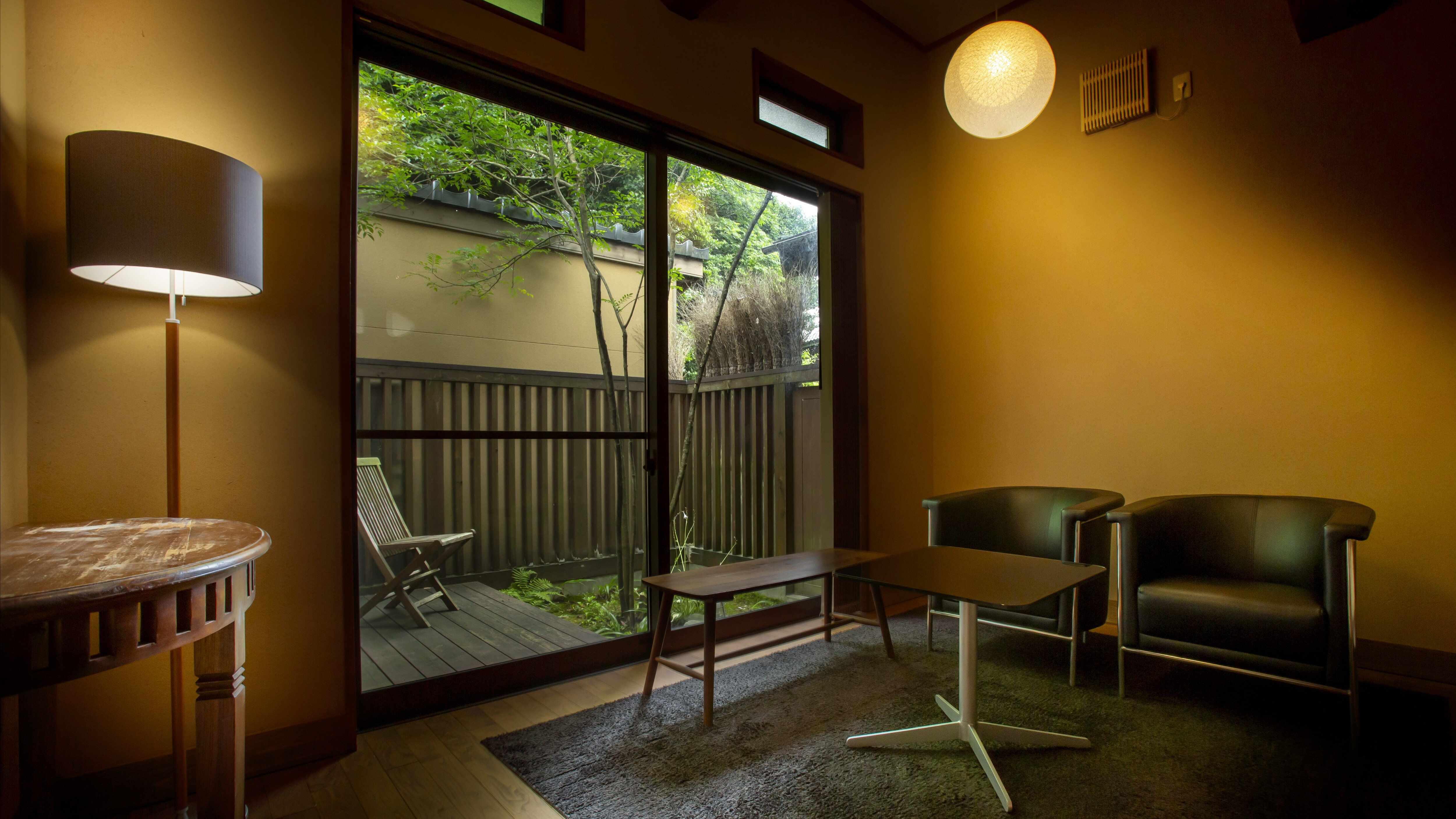 [New Wing・Haruka] A Western-style room with a spring-like image, with cross beams reminiscent of a forest lodge. Comes with a private courtyard garden and wooden deck.