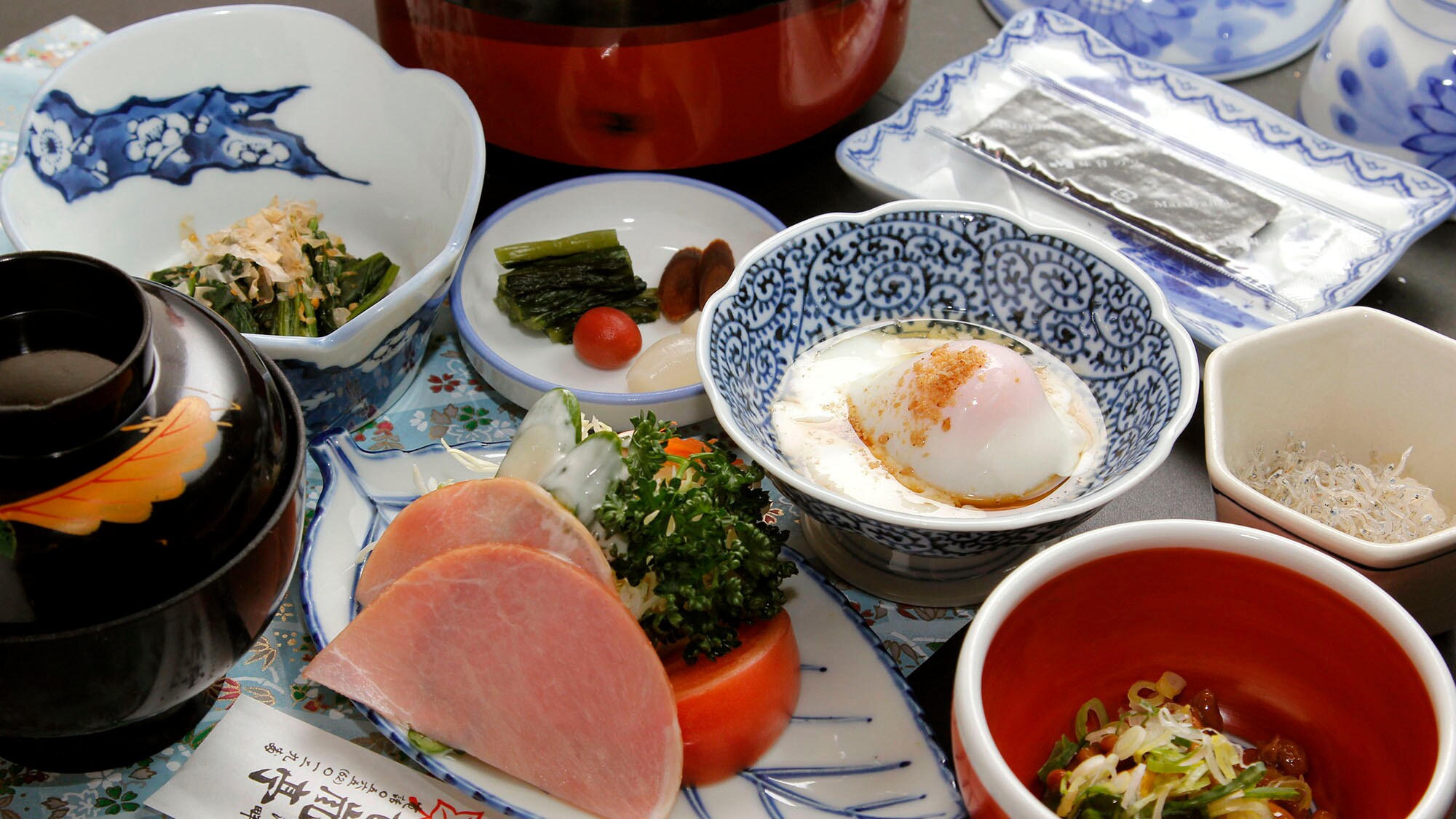 [Breakfast] We offer local cuisine made with fresh ingredients to give you energy in the morning.