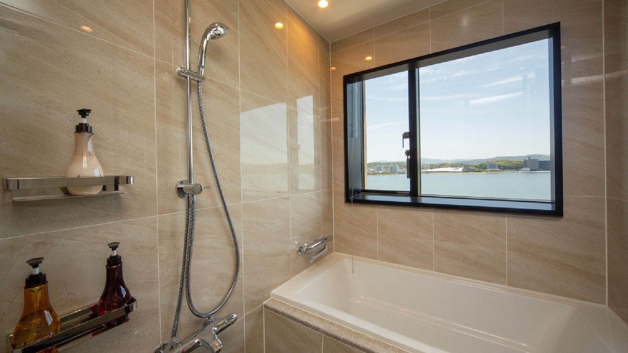 Kamar mandi dan toilet adalah jenis yang terpisah. Pemandangan panorama Danau Shinji dari jendela. Eksekutif Twin