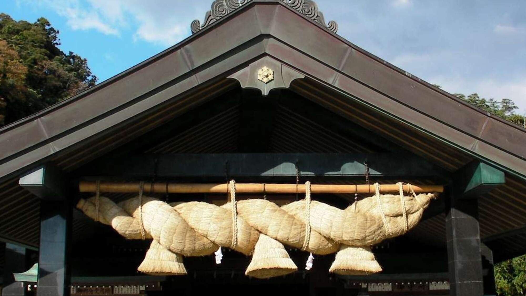If you come to Shimane Prefecture, please be sure to visit Izumo Taisha Shrine. (1 hour by car from Tamatsukuri Onsen)