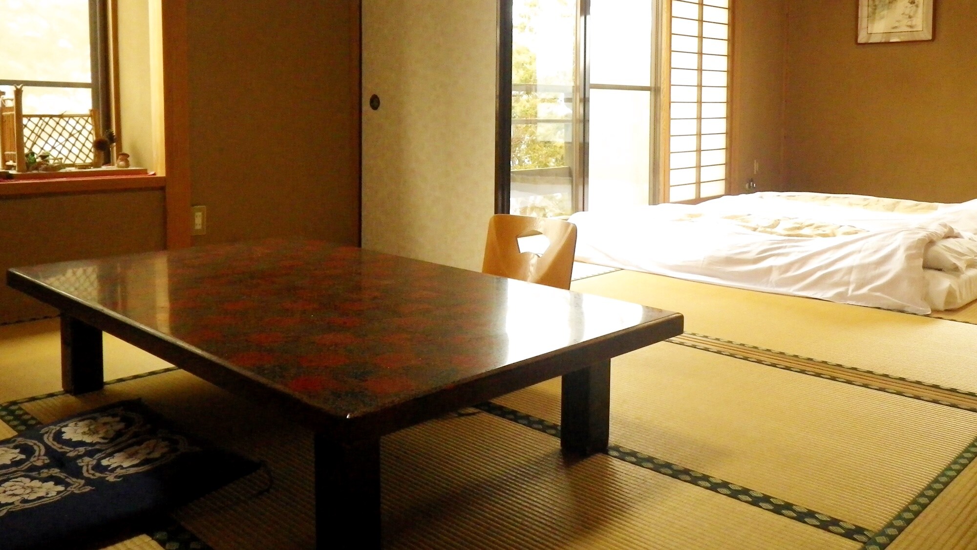 * An example of a Japanese-style room / Please stretch your legs and relax.