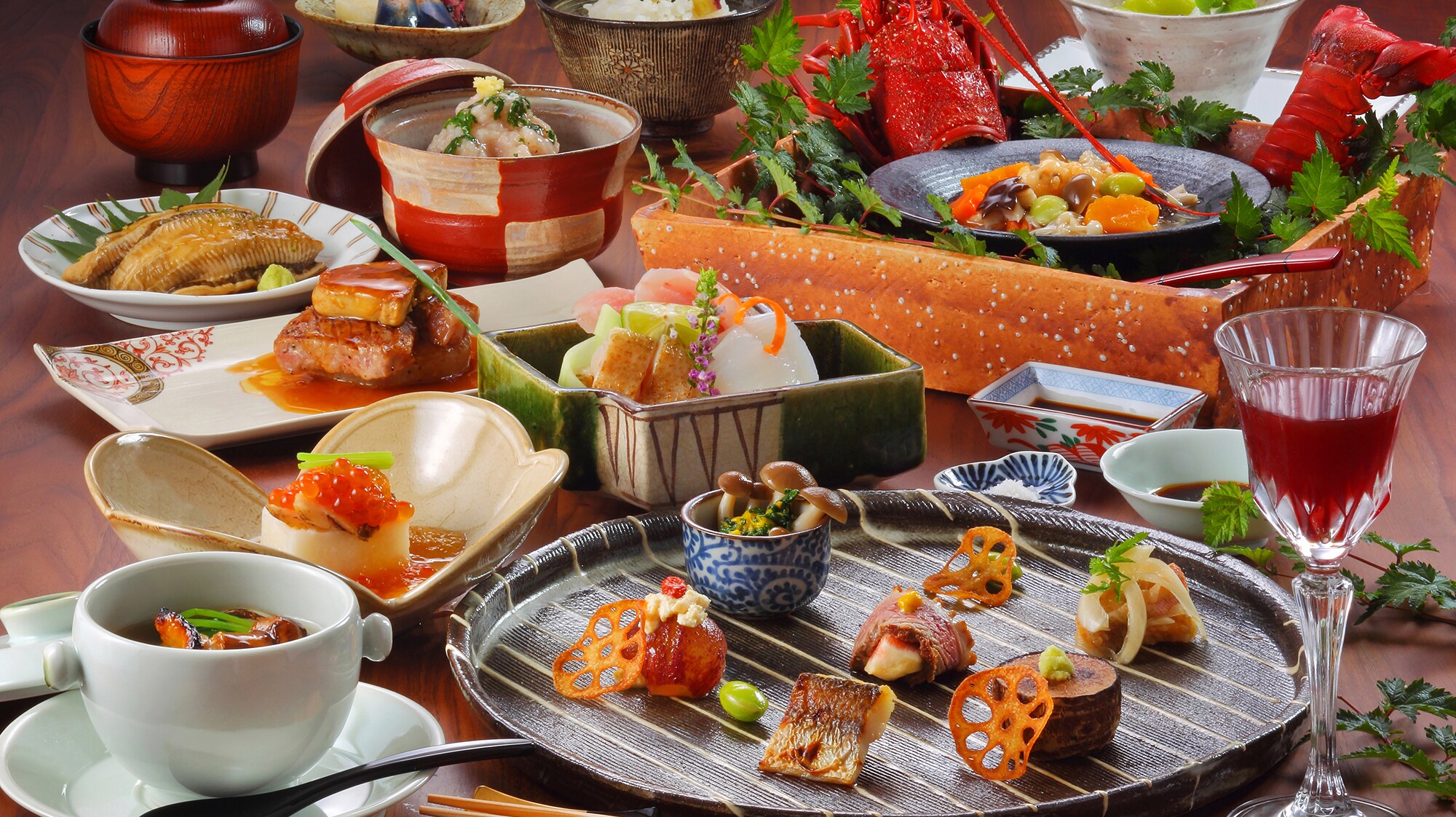 Kaiseki cuisine that showcases seasonal flavors in a new way, focusing on the bounty of Izu's mountains and seas.