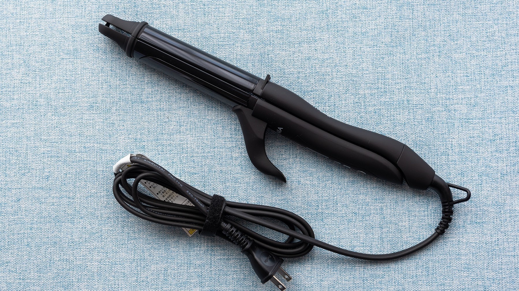 Fully equipped with a SALONA hair iron. Reduce your luggage and travel lighter.