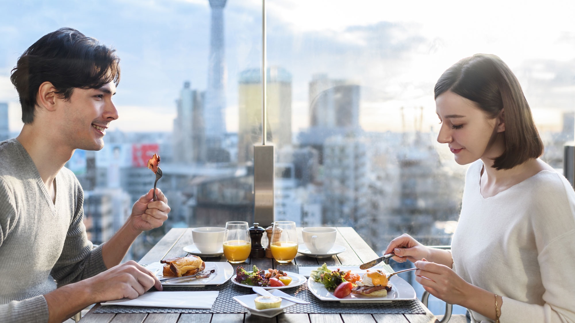 用精心挑選的食材烹製的精心準備的早餐為您的一天充電