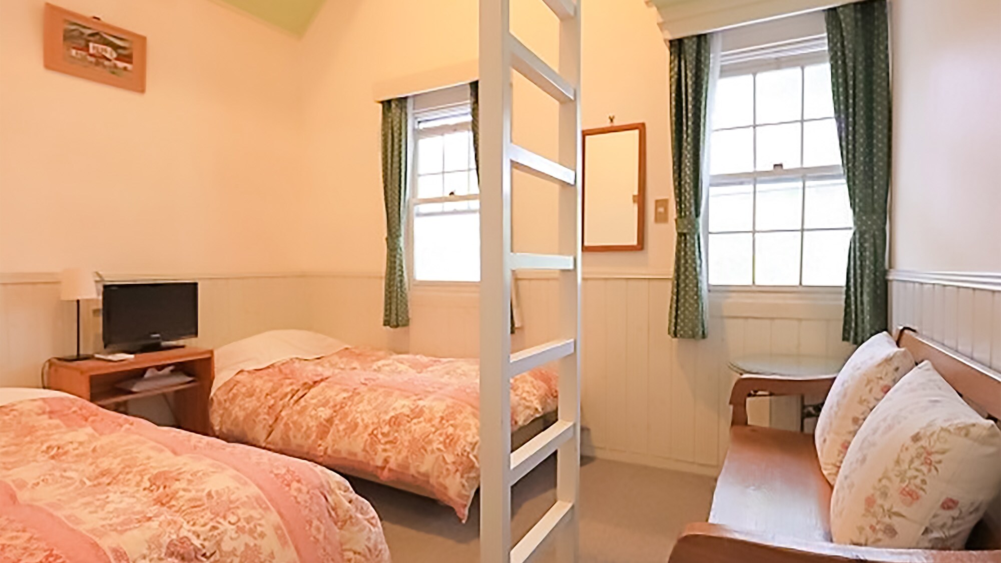 ・[Loft room] There are 4 beds in total, 2 on the floor and 2 in the loft.
