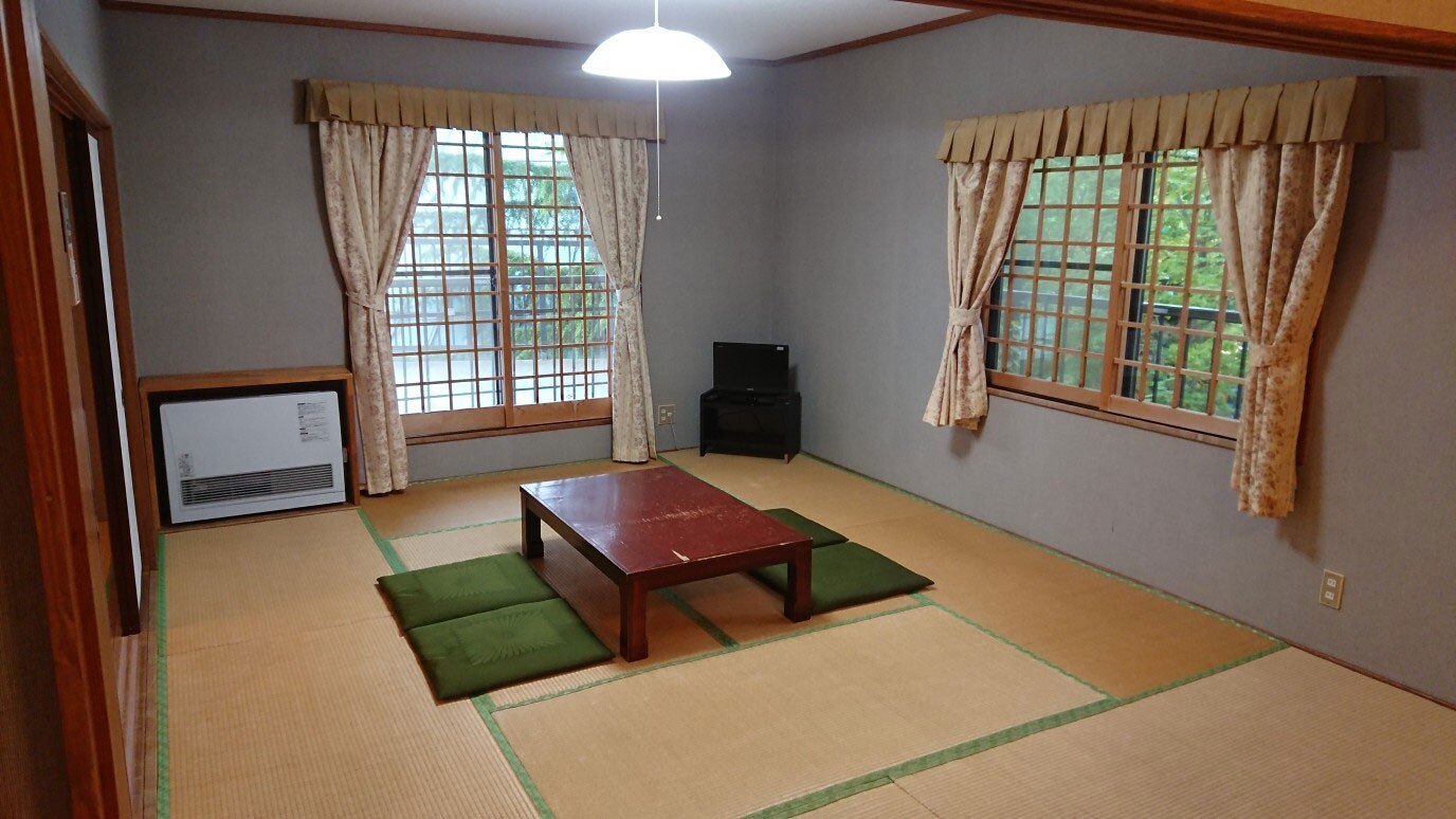 *Kamar bergaya Jepang: Bersantailah dan lupakan waktu dalam suasana menenangkan di kamar bergaya Jepang.
