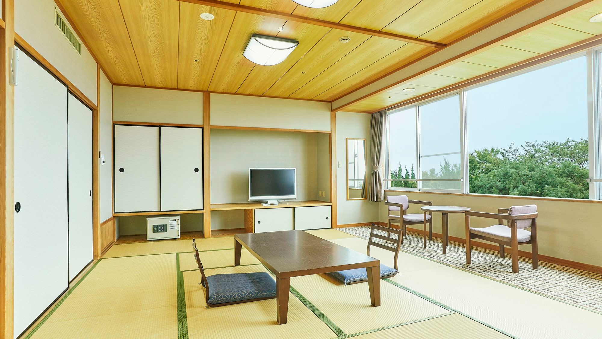 [10 tatami Japanese-style room] A spacious Japanese-style space surrounded by a calming atmosphere.