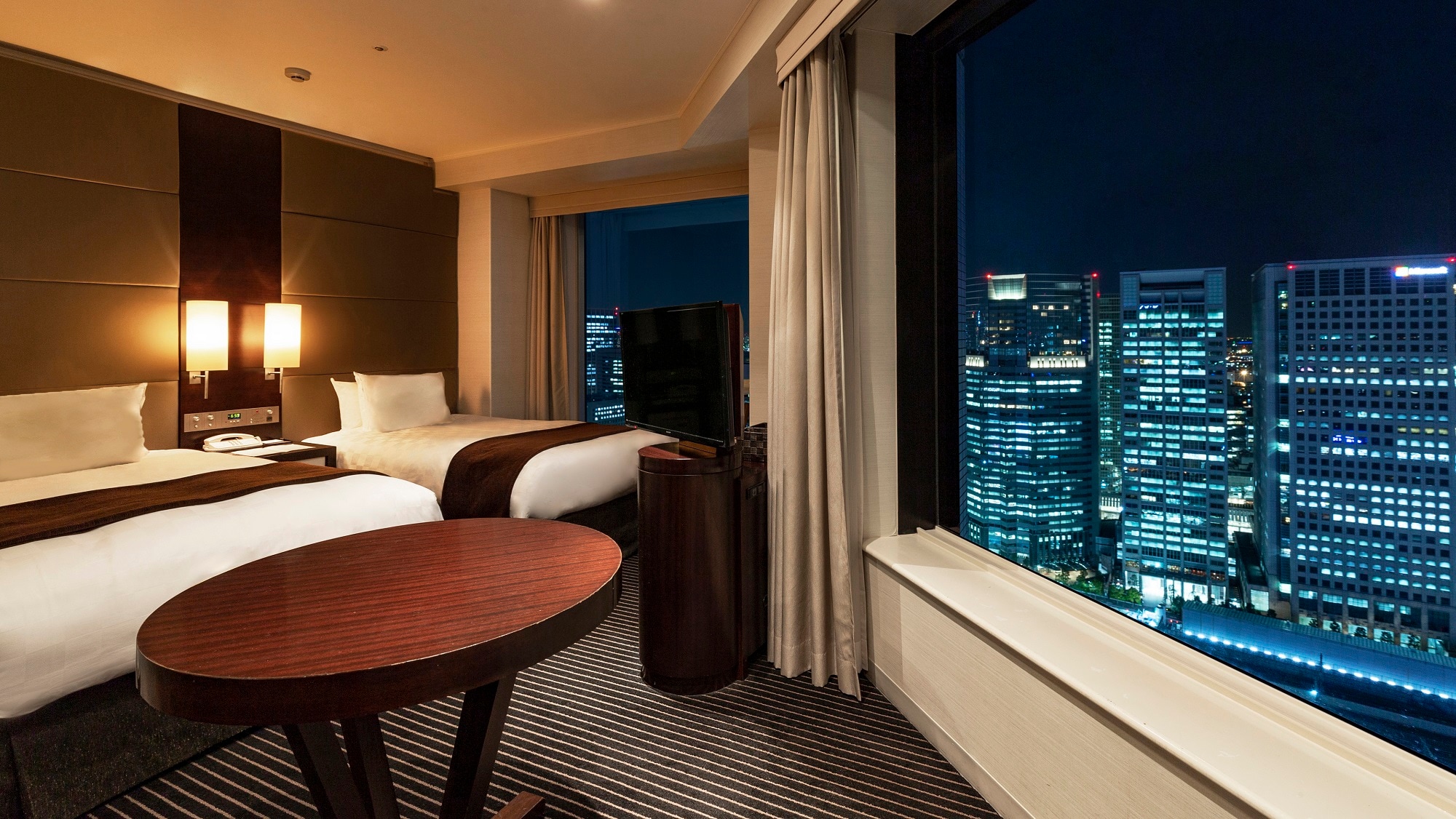 Main Tower Corner Twin (Premier Floors 35-37)