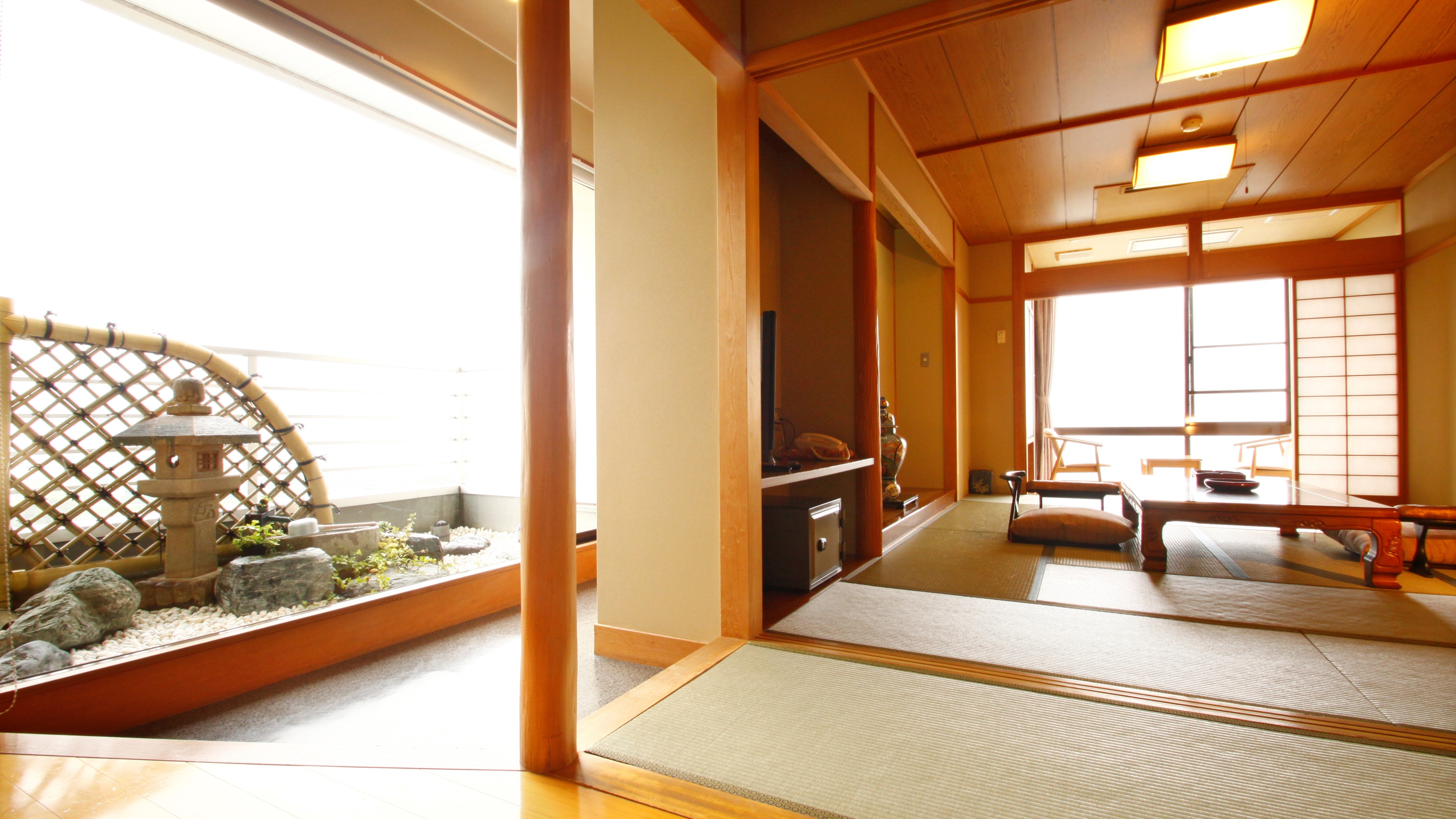 □ [Japanese-Western style room with observation bath] A Japanese-Western style room consisting of a twin bedroom with Ryukyu tatami mats and a 12-mat Japanese room. Limited to one group per day