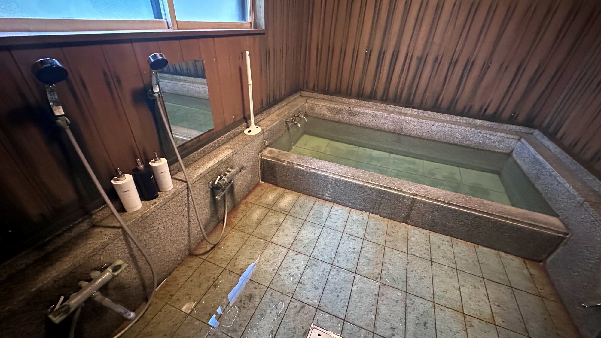 There are two hot spring rooms where you can relax.